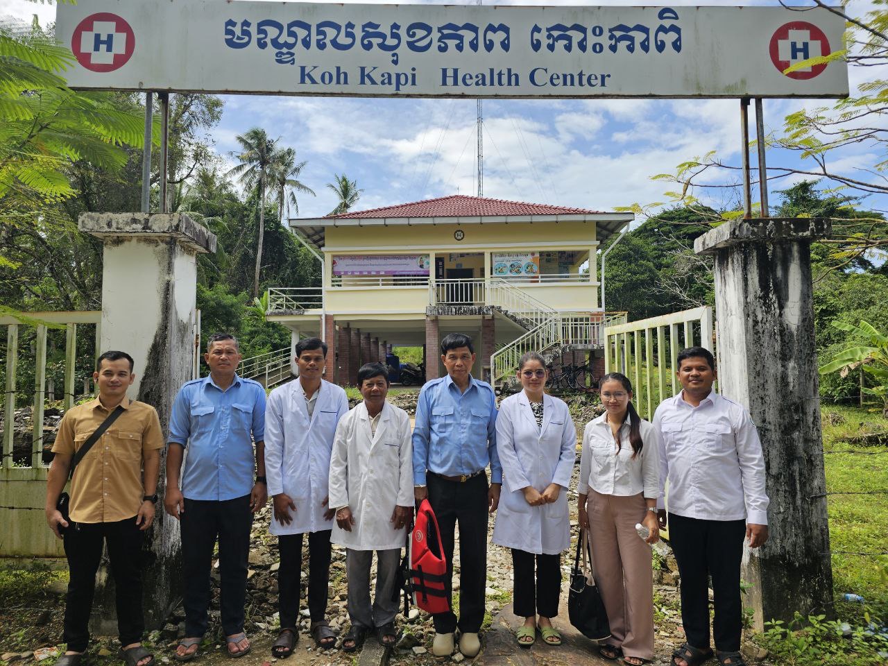 ឯកឧត្ដមវេជ្ជបណ្ឌិត ទៅ ម៉ឹង ប្រធានមន្ទីរសុខាភិបាលនៃរដ្ឋបាលខេត្តកោះកុង ដឹកនាំក្រុមការងារចុះពិនិត្យការផ្ដល់សេវានៅប៉ុស្តិ៍សុខភាពកោះកាពិ