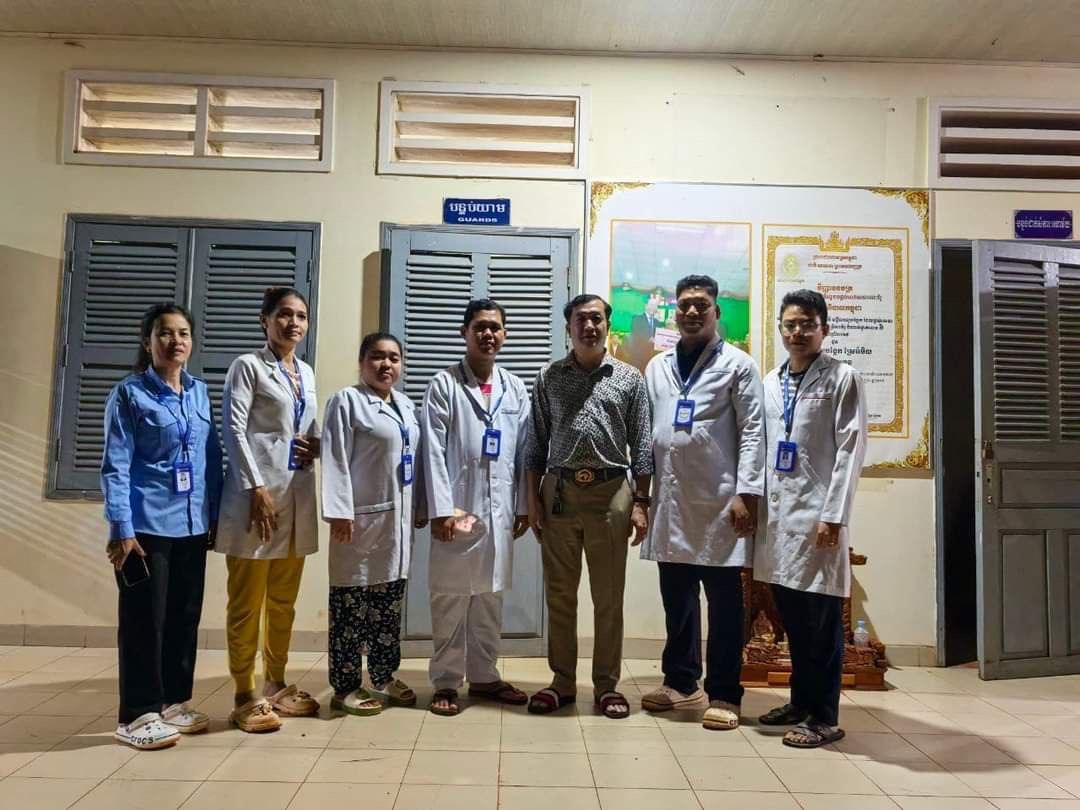 លោកវេជ្ជបណ្ឌិតសៅ សូនី ប្រធានការិយាល័យសុខាភិបាលស្រុកប្រតិបត្តិស្រែអំបិល និងក្រុមការងារបានចុះពង្រឹងការងារមួយចំនួនដល់មន្ដ្រីបម្រើសេវាសុខាភិបាលនិងពិនិត្យមើលមន្ដ្រីប្រចាំការ២៤ម៉ោង/២៤ម៉ោង ៧ថ្ងៃក្នុងមួយសប្ដាហ៍នៅតាមមូលដ្ឋានសុខាភិបាល។