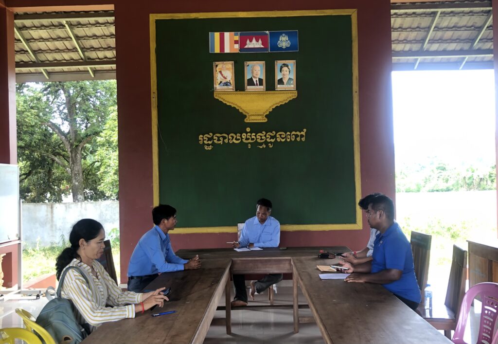 លោក សៀង ថន មេឃុំថ្មដូនពៅ បានជួប និងលោក ប៉ាវ វិចិត្រ ប្រធានការិយាល័យអភិវឌ្ឍន៍សេដ្ឋកិច្ចជនបទ និងលោកស្រី សួន សាដែត្យ អនុប្រធាន ដើម្បីសុំការអនុញ្ញាតក្នុងការចុះប្រមូលទិន្នន័យសហគមន៍សន្សំប្រាក់ និងឥណទានមិនមែនសាច់ប្រាក់ នៅក្នុងឃុំថ្មដូនពៅ