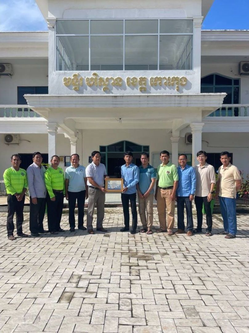 លោក វ៉េត សុនីម អនុប្រធានមន្ទីរបរិស្ថាន បានដឹកនាំមន្ត្រីនៃមន្ទីរបរិស្ថានខេត្តកោះកុង ប្រគល់ប័ណ្ណសរសើររបស់ ឯកឧត្តមរដ្ឋមន្ត្រីក្រសួងបរិស្ថាន ជូនដល់ប្រតិបត្តិករតំណាងម្ចាស់ (កោះស្នេហ៍ ឡុងប៊ិច រីស៊ត) នៅមន្ទីរបរិស្ថានខេត្តកោះកុង