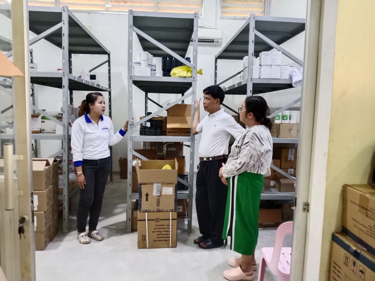 ឯកឧត្ដមវេជ្ជបណ្ឌិត ទៅ ម៉ឹង ប្រធានមន្ទីរសុខាភិបាលខេត្តកោះកុង បានចុះពិនិត្យ ឃ្លាំងឱសថរបស់ការិយាល័យសុខាភិបាលស្រុកប្រតិបត្តិស្មាច់មានជ័យ ដើម្បីរៀបចំជួសជុលកែលម្អ