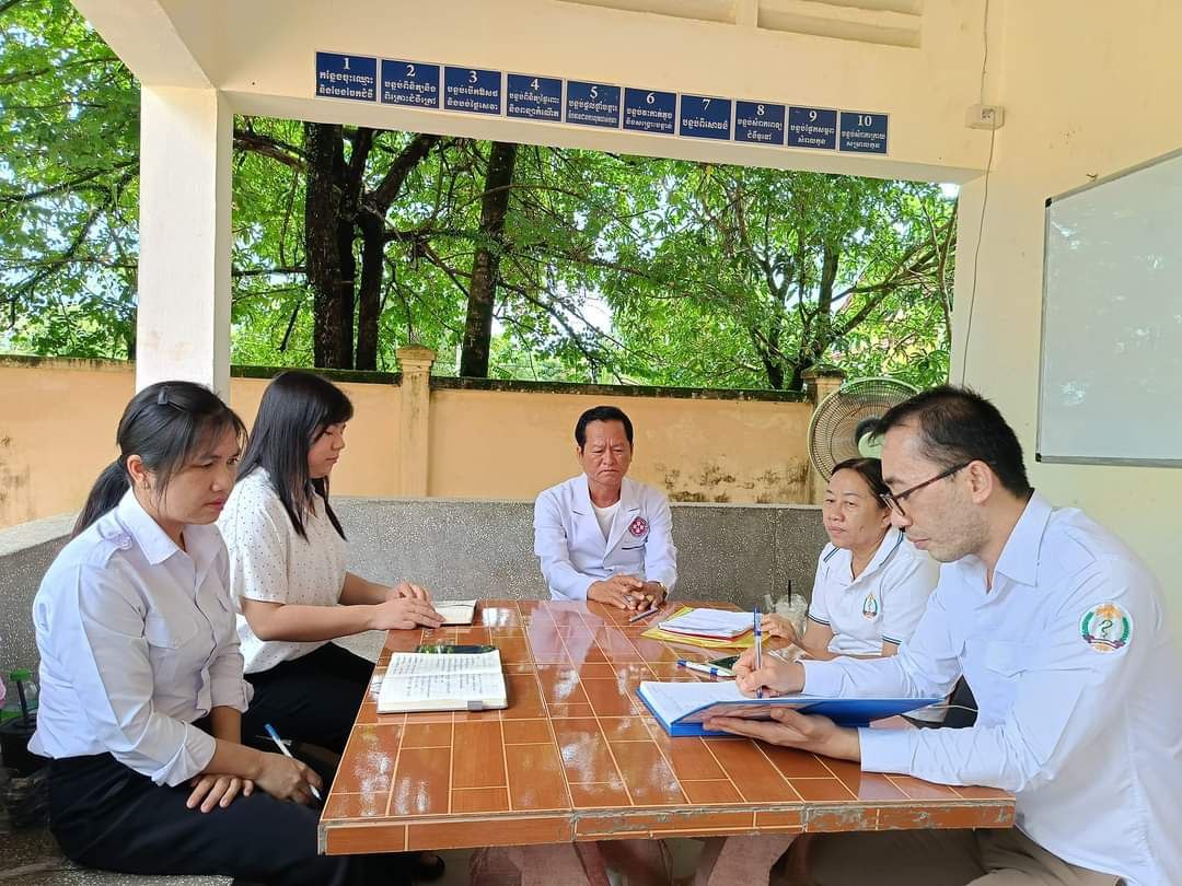 ក្រុមមការងារអភិបាលរួមបញ្ចូល (ISC) នៃការិយាល័យសុខាភិបាលស្រុកប្រតិបត្តិស្មាច់មានជ័យ បានចុះត្រួតពិនិត្យនិងតាមដានការបំពេញការងាររបស់មណ្ឌលសុខភាពត្រពាំងរូង រួមមានពិនិត្យការចុះបញ្ជីគ្រប់ផ្នែក បញ្ជីបេឡាចំណូលចំណាយ ការទុកដាក់និងប្រើប្រាស់ឱសថ-វ៉ាក់សាំង ការងារអនាម័យ និង ការគ្រប់គ្រងបុគ្គលិក។