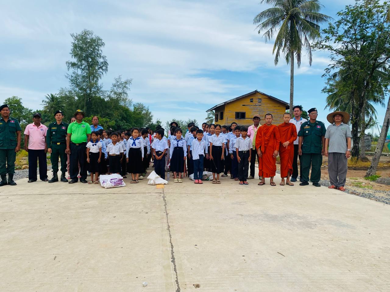 លោក អុឹង គី ជំទប់ទី១ ឃុំកោះកាពិ បានដឹកនាំរៀបចំប្រារព្ធ អបអរសាទរ ទិវាអនាម័យបរិស្ថានជាតិ  ២៣ វិច្ឆិកា ២០២៤ ។