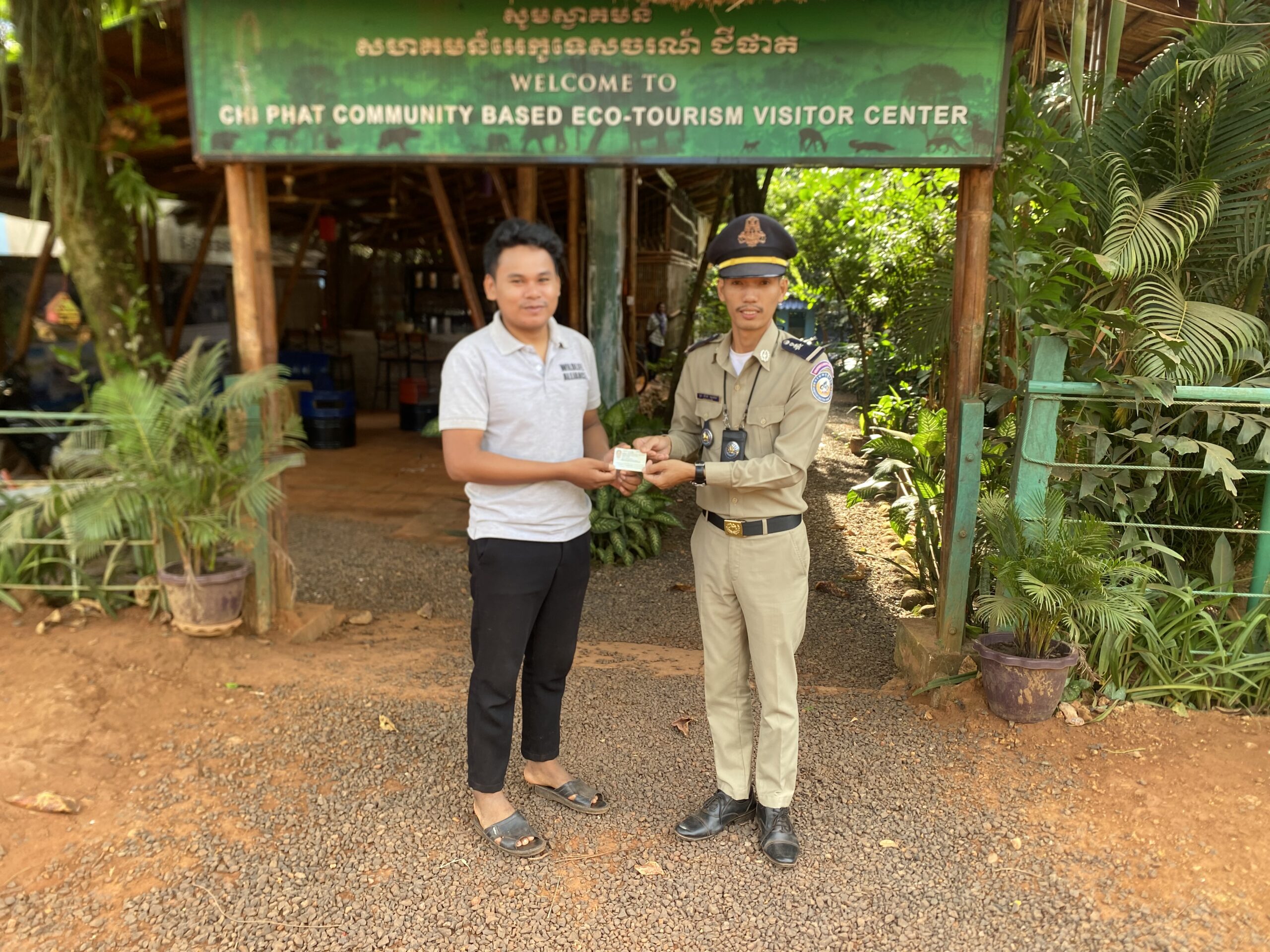 កម្លាំងប៉ុស្តិ៍នគរបាលរដ្ឋបាលឃុំជីផាត បានចុះល្បាតក្នុងមូលដ្ឋាននិងចែកអត្តសញ្ញាណប័ណ្ណសញ្ជាតិខ្មែរ សៀវភៅស្នាក់នៅជូនប្រជាពលរដ្ឋតាមខ្នងផ្ទះ