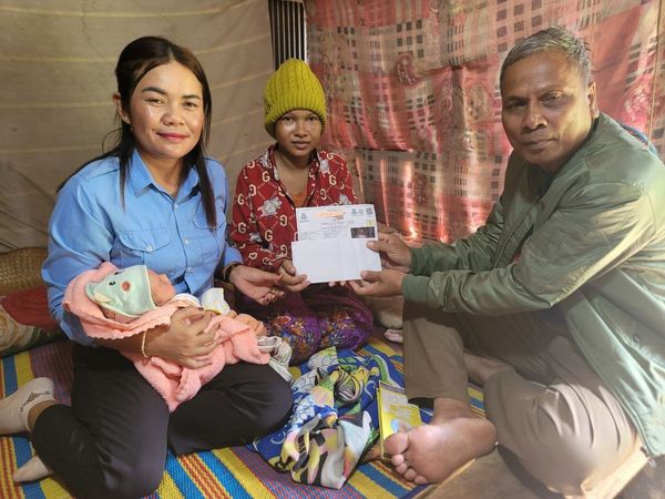 លោកស្រី ង៉ែ ដា ជំទប់ទី១ និងជាអ្នកទទួលបន្ទុកកិច្ចការនារីនិងកុមារឃុំបានដឹកនាំក្រុមប្រឹក្សាឃុំចុះសួសុខទុកនាំយកថវិកាចំនួន១៥០,០០០រៀល និងបានអនុវត្តលក្ខណសម្រាលក្នុងកម្មវធីកញ្ចប់គ្រួសារជូនដល់ប្រជាពលរដ្ឋ ឈ្មោះ សាំង ចាន់ធឿន ដែលទើបសម្រាលកំពុងជួបការលំបាកនិងមានជីវភាពខ្វះខាត់ បច្ចុប្បន្នរស់នៅភូមិសុវណ្ណាបៃតង ឃុំកណ្តោល ស្រុកបូទុមសាគរ ខេត្តកោះកុង