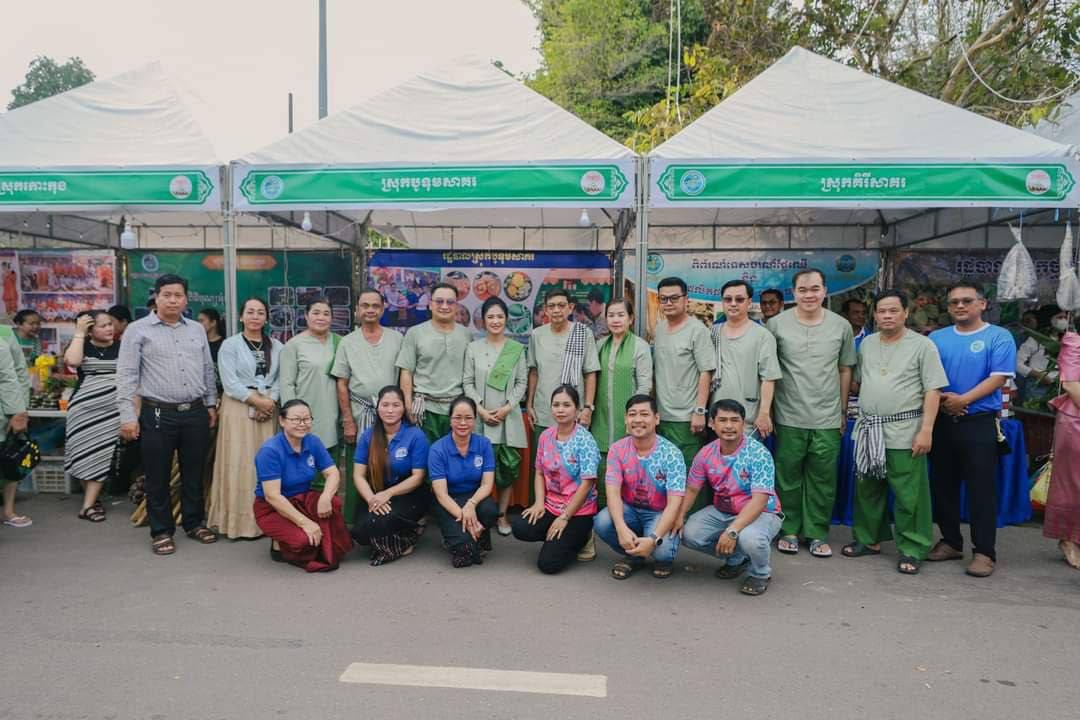 លោក ក្រូច បូរីសីហា អភិបាល នៃគណៈអភិបាលស្រុក និងជាប្រធានគណៈកម្មការស្រុក លោក សាង ស៉ីណេត អភិបាលរង និងជាប្រធានអនុគណៈកម្មការម្ហូបអាហារ ស្តង់ពិព័ណ៌ និងការប្រឡងសម្រស់មជ្ឈឹមវ័យ បានដឹកនាំក្រុមការងារស្រុកបូទុមសាគរ ក្រុមការងារសិប្បកម្មកែឆ្នៃផលិតផលឆកសមុទ្រមកពីភូមិចំការលើ ឃុំថ្មស រួមទាំងបេក្ខភាពស្ត្រីមជ្ឈឹមវ័យមកពីឃុំតានូនតំណាងអោយស្រុកបូទុមសាគរ អញ្ជើញចូលរួមតាំងពិពរ័ផលិតផលនាំយកមកពីស្រុក និងប្រកួតសម្រស់ស្ត្រីមជ្ឍឹមវ័យក្នុង​ពិធី​បុណ្យ​អុំ​ទូក បណ្ដែត​ប្រទីប និង​សំពះ​ព្រះ​ខែ អកអំបុក ចាប់ពីថ្ងៃទី១៤-១៥-១៦ ខែវិច្ឆិកា 