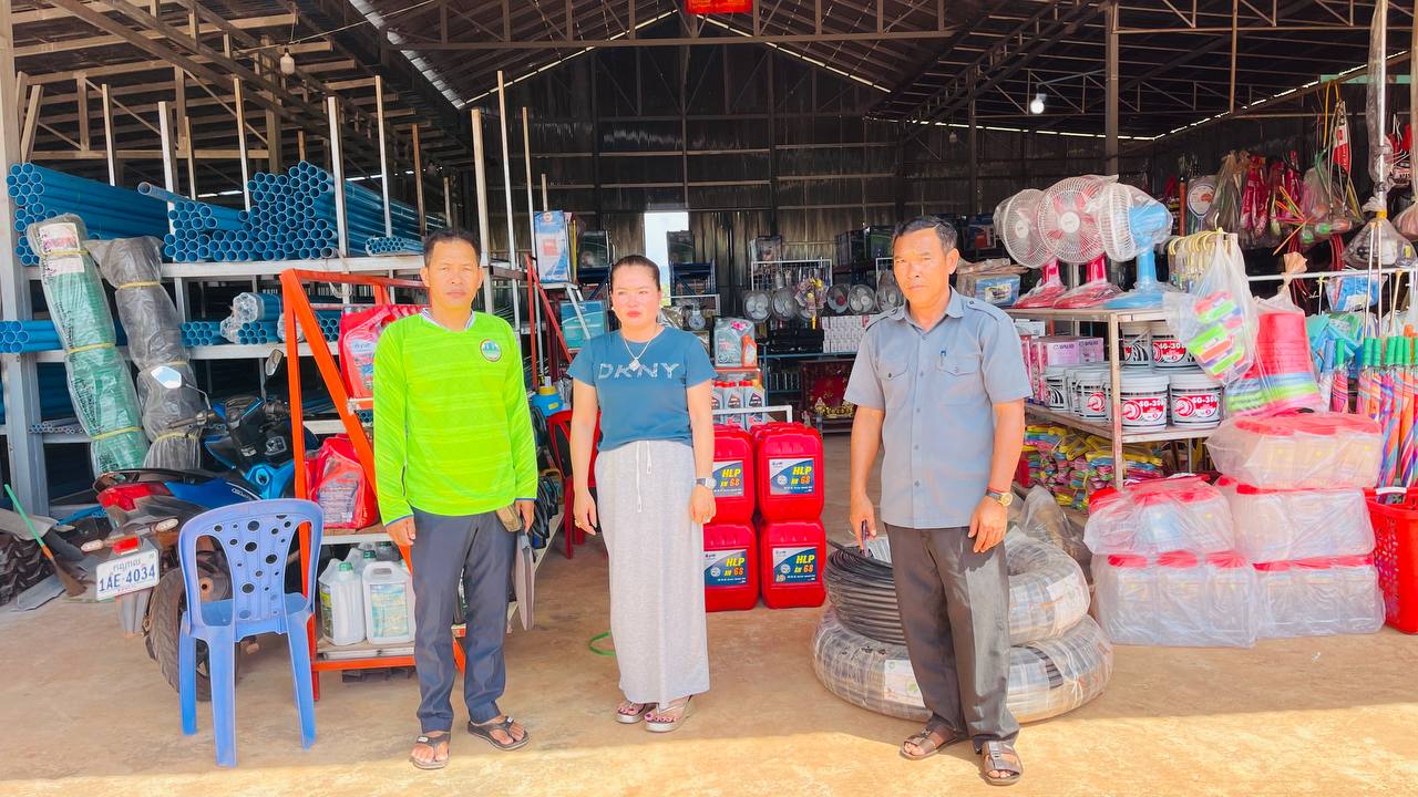 រដ្ឋបាលឃុំឫស្សីជ្រុំ លោក វ៉ាន់ ជន មេភូមិគគីរជ្រុំ បានសហការជាមួយក្រុមការងារបរិស្ថានចុះស្រង់ទិន្នន័យ និងឆ្វើបច្ចុប្បន្នភាពប្រភពបំពុលបរិស្ថានតាមបណ្ដាអាជីវកម្មនិងសំណង់ផ្ទះត្រចៀកកាំនៅក្នុងភូមិគគីរជ្រុំ ឃុំឫស្សីជ្រុំ ស្រុកថ្មបាំង ខេត្តកោះកុង