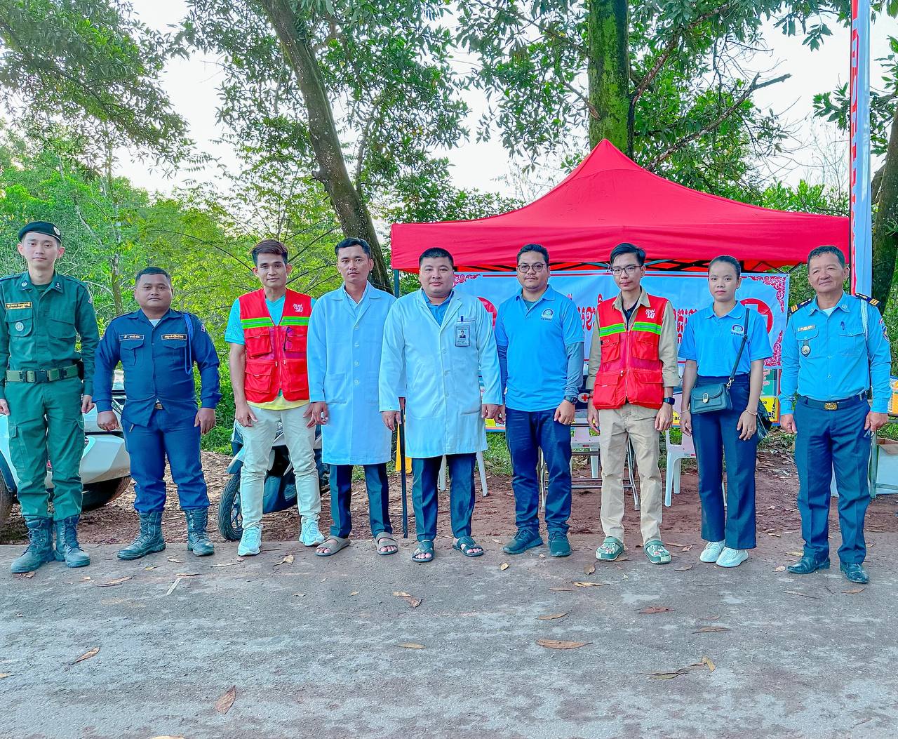 ក្រុមគ្រូពេទ្យការិយាល័យសុខាភិបាលស្រុកប្រតិបត្តិស្មាច់មានជ័យ នៃមន្ទីរសុខាភិបាលនៃរដ្ឋបាលខេត្តកោះកុង បានយាមប្រចាំការតាមទិសដៅក្នុងព្រឹត្តិកាណ៍រត់ “កោះកុងសាគរ” ដើម្បីអបអរសារទរ ទិវាបុណ្យឯករាជ្យជាតិ ៩វិច្ឆិកា