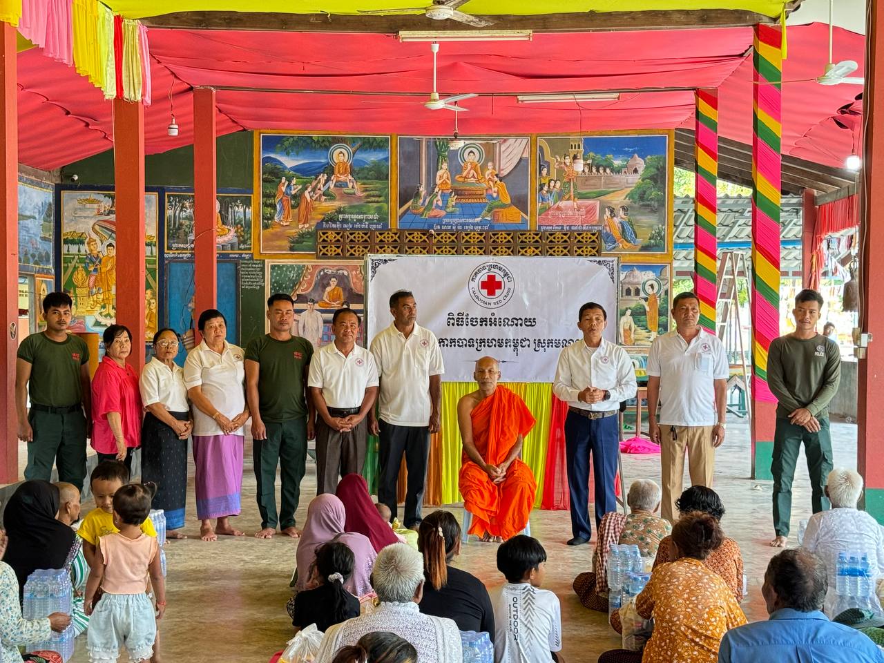 លោក សុខ ភិរម្យ អភិបាលស្រុកមណ្ឌលសីមា និងជាប្រធានគណៈកម្មាធិការ អនុសាខា ព្រះតេជគុណ សាម ដុង អនុប្រធានកិត្តិយស អនុសាខា និងសមាជិក ក្រុមការងារកាកបាទក្រហមឃុំប៉ាក់ខ្លង បានចុះសួរសុខទុក្ខ ផ្តល់អំណោយជាគ្រឿងឧបភោគបរិភោគ ផ្តល់ជូនគ្រួសារក្រីក្រ និងចាស់ជរា ងាយរងគ្រោះសរុប៣៨គ្រួសារ រស់នៅក្នុងឃុំប៉ាក់ខ្លង