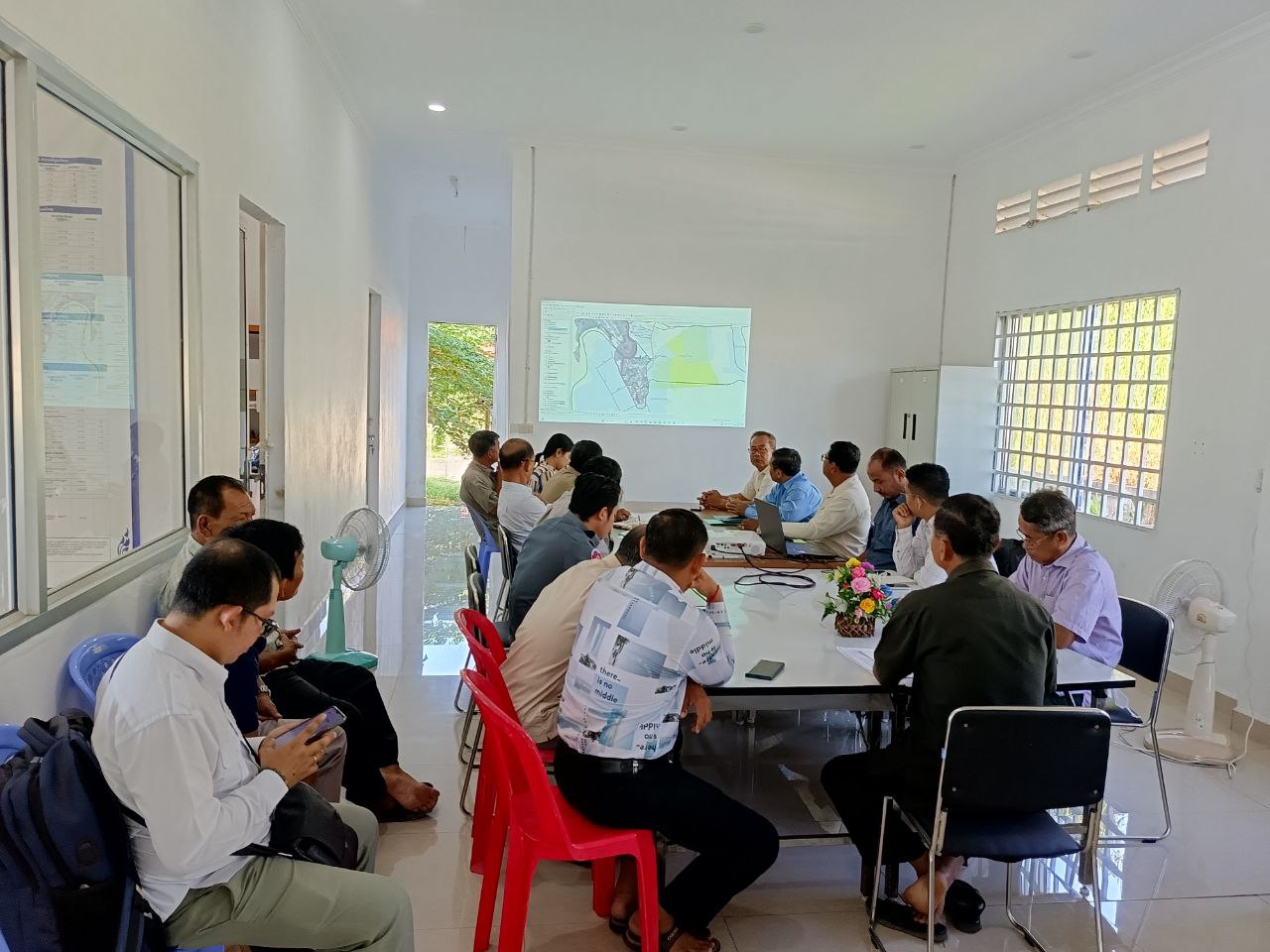 លោក ប៉ែន ប៊ុនឈួយ អភិបាលរងស្រុកមណ្ឌលសីមា បានដឹកនាំកិច្ចប្រជុំ ពិភាក្សាអំពីករវាស់វែងដីធ្លីលក្ខណៈជាប្រព័ន្ធនៅឃុំទួលគគីរ ដើម្បីពិនិត្យផ្ទៀងផ្ទាត់លើផែនទីដែនជម្រកសត្វព្រៃតាតៃ និងគម្របព្រៃឈើឆ្នាំ២០០២