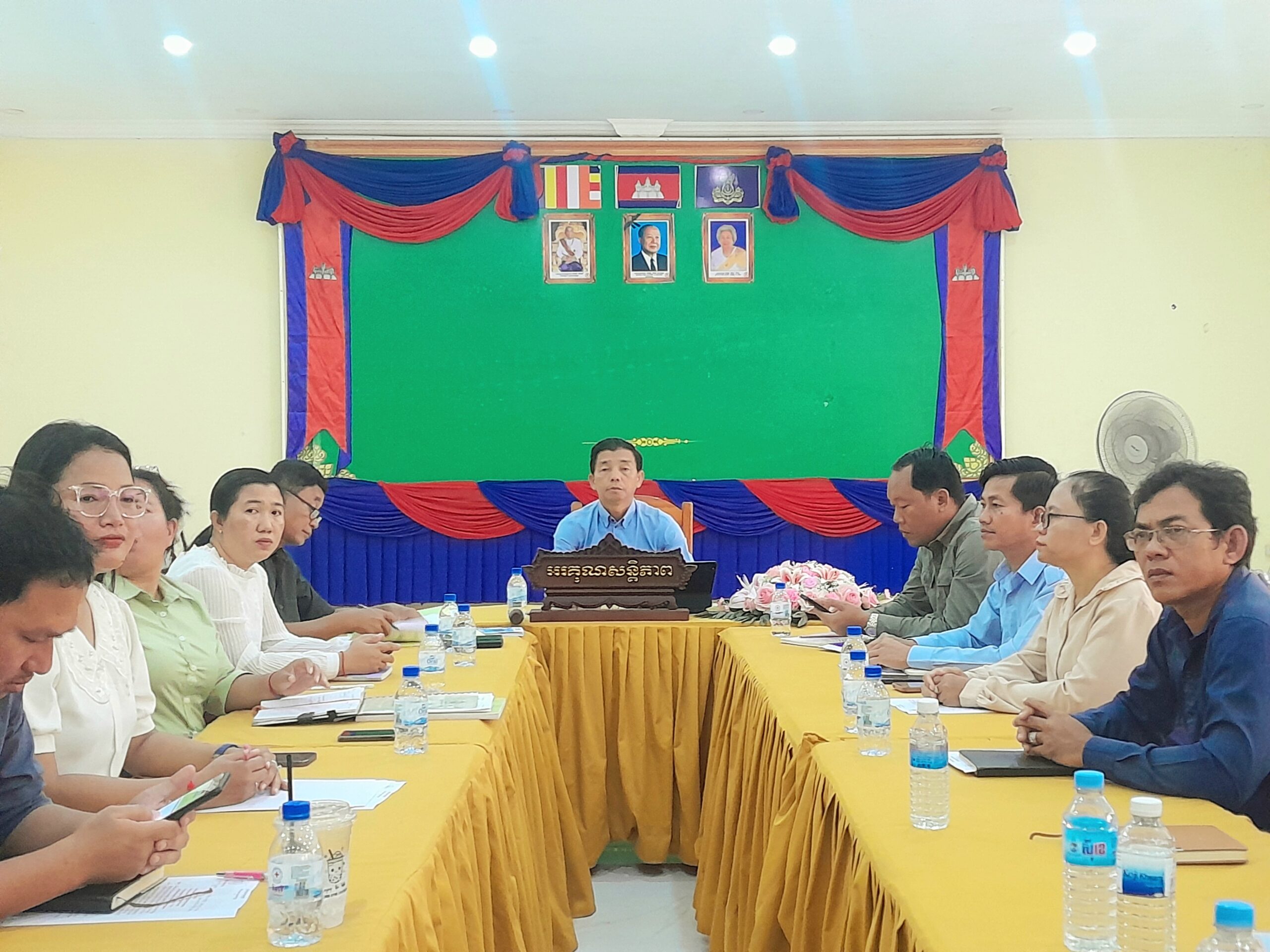 លោក សុខ ភិរម្យ អភិបាលស្រុកមណ្ឌលសីមា បានដឹកនាំកិច្ចប្រជុំពិភាក្សាពិនិត្យសេចក្ដីព្រាងបទអន្តរាគមន៍ស្ដីពីប្រសិទ្ធភាពការអនុវត្តការងារក្រោយសមាហកម្មរបស់រដ្ឋបាលស្រុកមណ្ឌលសីមា
