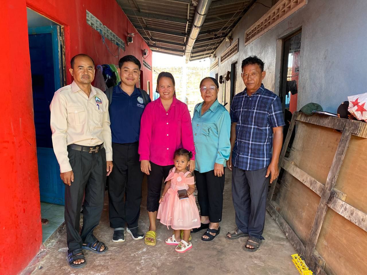 លោក ចក់ ត្រឹង ប្រធានការិយាល័យសង្គមកិច្ច និងសុខុមាលភាពស្រុកមណ្ឌលសីមា បានចូលរួម និងជួយសម្របសម្រួលជាមួយក្រុមការងាររបស់អង្គការម្លប់ឫស្សី ដើម្បីចុះតាមដាន និងសួរសុខទុក្ខកុមារក្នុងគ្រួសារបន្ទាប់ពីសមាហរណកម្មចេញពីគម្រោងរបស់គ្រួសារសមធម៌ នៃអង្គការម្លប់ឫស្សី