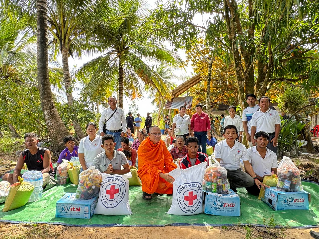 លោក សុខ ភិរម្យ អភិបាលស្រុកមណ្ឌលសីមា និងជាប្រធានគណៈកម្មាធិការអនុសាខា និងសមាជិក ក្រុមការងារកាកបាទក្រហមឃុំប៉ាក់ខ្លង បានចុះសួរសុខទុក្ខ ផ្តល់អំណោយជាគ្រឿងឧបភោគបរិភោគ ផ្តល់ជូនគ្រួសារស្រ្តីសម្រាលកូនក្រីក្រ និងចាស់ជរា ងាយរងគ្រោះសរុប៣២គ្រួសារ រស់នៅចំណុចកោះលយ ក្នុងភូមិចាំយាម ឃុំប៉ាក់ខ្លង