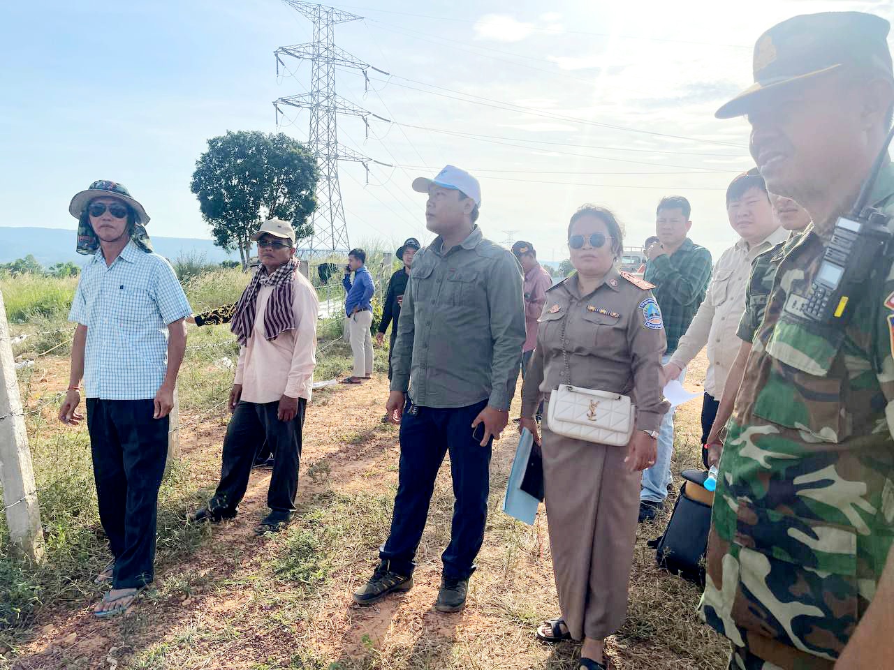 លោក ប៉ែន សុផាត អភិបាលរងស្រុកមណ្ឌលសីមា បានដឹកនាំមន្រ្តីជំនាញរដ្ឋបាលស្រុក អាជ្ញាធរឃុំ លោក ស្រីមេភូមិចាំយាម និងប្រជាពលរដ្ឋមួយចំនួន សហការជាមួយក្រុមហ៊ុនអគ្គីសនីស្ទឹងមេទឹក និងមន្ទីរពាក់ព័ន្ធ ចុះពិនិត្យជាក់ស្តែងផលប៉ះពាល់ ពីការ សាងសង់បង្គោលតង់ស្យុងកំរិតខ្ពស់ ក្នុងភូមិសាស្ត្រឃុំប៉ាក់ខ្លង ស្រុកមណ្ឌលសីមា