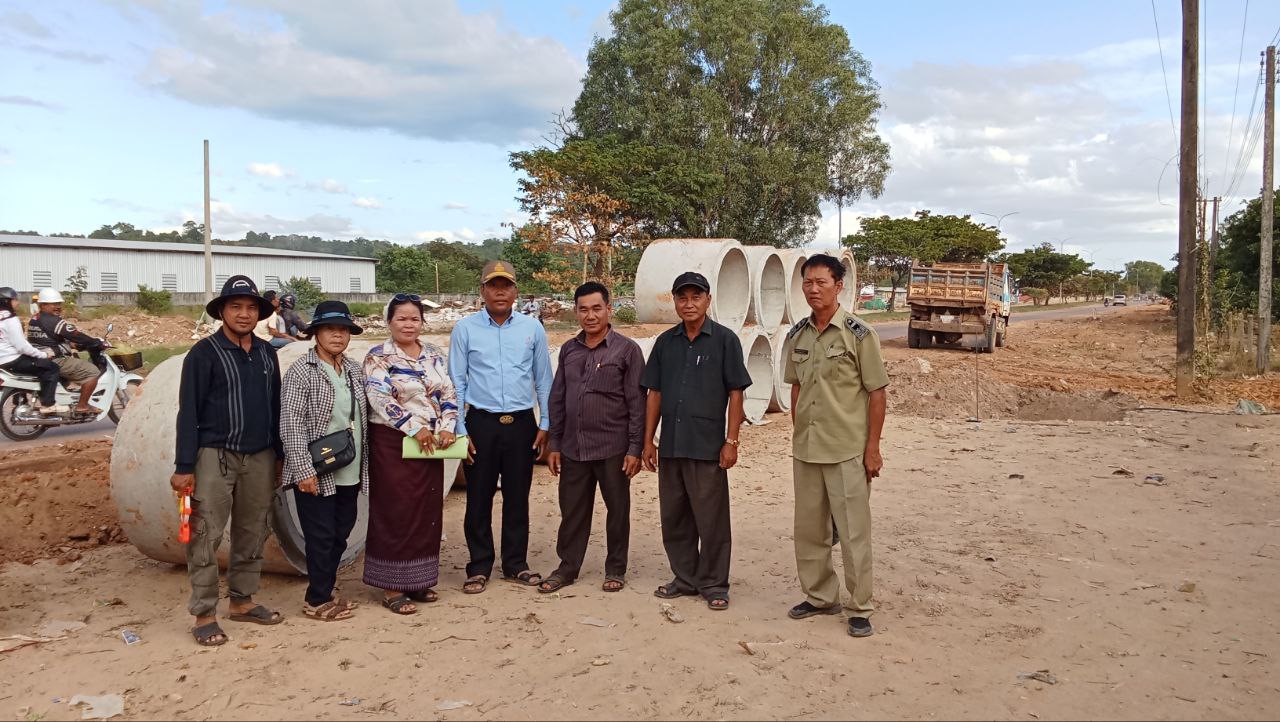 លោក ប៉ែន ប៊ុនឈួយ និងលោក ប៉ែន សុផាត អភិបាលរងស្រុកមណ្ឌលសីមា បានចុះត្រួតពិនិត្យជាក់ស្តែងលើសំណើស្នើសុំដាក់ប្រព័ន្ធលូ មុខកាត់១ម៉ែត្រ ប្រវែង២០ម៉ែត្រអស់លូសរុបចំនួន២២កង់ ដាក់លើចំណីផ្លូវជាតិលេខ៤៨ របស់ឈ្មោះ ងួន សុវណ្ណ ស្ថិតក្នុងភូមិចាំយាម ឃុំប៉ាក់ខ្លង