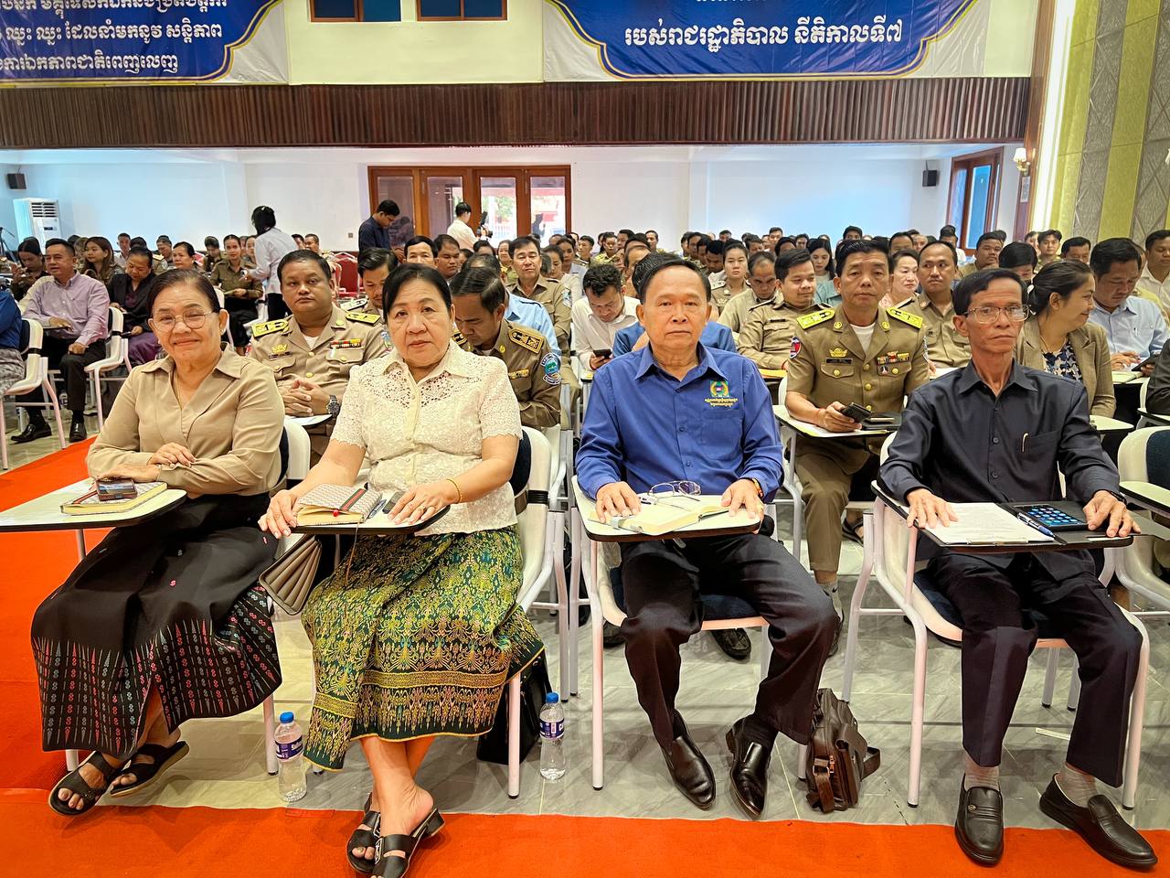 លោក ចា ឡាន់ ប្រធានក្រុមប្រឹក្សាស្រុកមណ្ឌលសីមា និងជាប្រធានសមា គមន៍ ក្រុមប្រឹក្សាថ្នាក់មូលដ្ឋានខេត្តកោះកុង លោក សុខ ភិរម្យ អភិបាលស្រុក នាយក នាយករងរដ្ឋបាល ការិយាល័យពាក់ ព័ន្ធ មេឃុំ និងស្មៀនឃុំទាំងបី បានចូលរួមវេទិកាថ្នាក់ខេត្ត ស្ដីពីការអនុវត្តការងារកំណែទម្រង់វិមជ្ឈការ និងវិសហមជ្ឈការដើម្បីចូលរួមសម្រេចចក្ខុវិស័យកម្ពុជាឆ្នាំ២០៥០