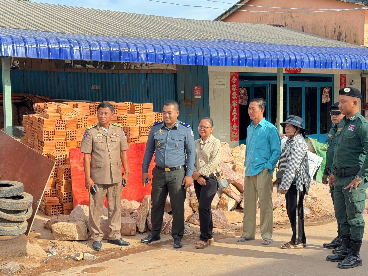 លោក ប៉ែន ប៊ុនឈួយ និងលោកស្រី រិន គន្ធា អភិបាលរងស្រុកមណ្ឌលសីមា បានដឹកនាំមន្ត្រីរដ្ឋបាលស្រុក អាជ្ញាធរភូមិ ឃុំ កម្លាំងនគរបាលស្រុក និងកងកម្លាំងអាវុធហត្ថស្រុក ចុះពិនិត្យជាក់ស្ដែងការសាងសង់សំណង់លើដីឯកជនមួយកន្លែង ស្ថិតនៅភូមិចាំយាម ឃុំប៉ាក់ខ្លង