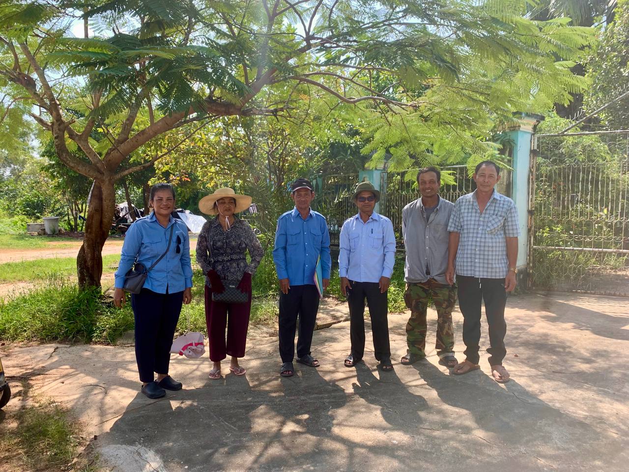 លោក​ស្រី​ វ៉ា​ រ៉ាវី​ អនុប្រធាន​មន្ទីរ​មន្ទីរ​ប្រៃសណីយ៍​និង​ទូរគមនាគមន៍​ខេត្ត​កោះកុង បានដឹកនាំមន្ត្រីការិយាល័យជំនាញមន្ទីរ​ ៣រូប​ ចូលរួមសហការជាមួយអាជ្ញារមូលដ្ឋាន​ចុះត្រួតពិនិត្យទីតាំងដីជួល​ និងសាកសួរ​ ស្ទាបស្ទង់​ ស្រង់មតិ​ ពីប្រជាពលរដ្ឋដែលរស់នៅជាប់ព្រំ​ និងបរិវេណជុំវិញដី​ ស្នេីសូមសាងសង់តម្លេីងស្ថានីយ៍បង្គោលអង់តែងទូរសព្ទចល័ត​ របស់ក្រុមហ៊ុន​ អ៉ីដតខូ​ (ខេមបូឌា​)​ ស្ថិតនៅភូមិស្មាច់មានជ័យ​ សង្កាត់ស្មាច់មានជ័យ​ ក្រុងខេមរភូមិន្ទ​ ខេត្ត​កោះកុង