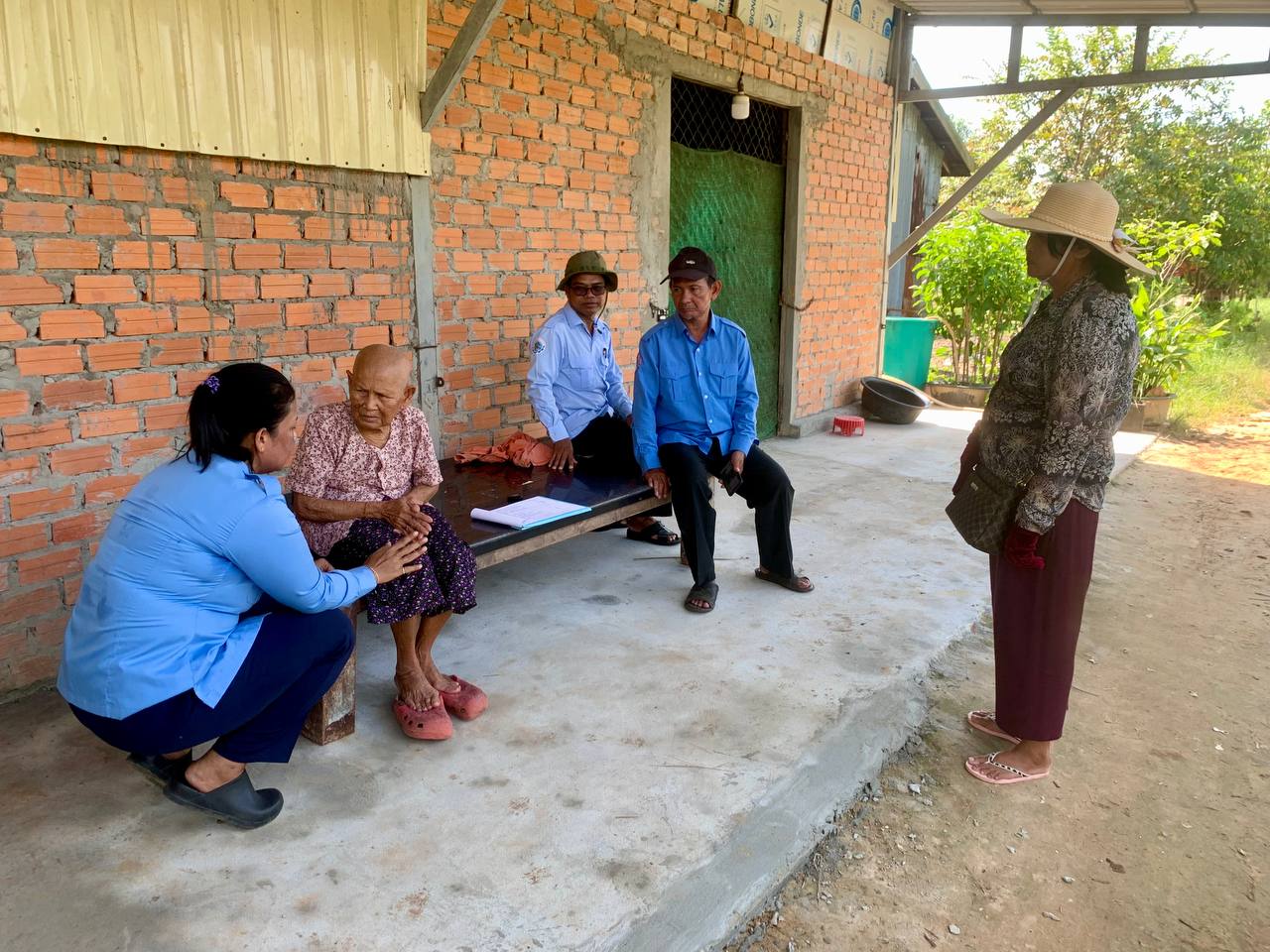 លោក​ស្រី​ វ៉ា​ រ៉ាវី​ អនុប្រធានមន្ទីរ​ប្រៃសណីយ៍​និង​ទូរគមនាគមន៍​ខេត្ត​កោះកុង​ បានដឹកនាំមន្ត្រីការិយាល័យជំនាញមន្ទីរ​ ៣រូប​ ចូលរួមសហការជាមួយអាជ្ញារមូលដ្ឋាន​ចុះត្រួតពិនិត្យទីតាំងដីជួល​ និងសាកសួរ​ ស្ទាបស្ទង់​ ស្រង់មតិ​ ពីប្រជាពលរដ្ឋដែលរស់នៅជាប់ព្រំ​ និងបរិវេណជុំវិញដី​ ស្នេីសុំសាងសង់តម្លេីងស្ថានីយ៍បង្គោលអង់តែងទូរសព្ទចល័ត​ របស់ក្រុមហ៊ុន​ អ៉ីដតខូ​ (ខេមបូឌា​)​ ស្ថិតនៅភូមិស្មាច់មានជ័យ​ សង្កាត់ស្មាច់មានជ័យ​ ក្រុងខេមរភូមិន្ទ​ ខេត្ត​កោះកុង