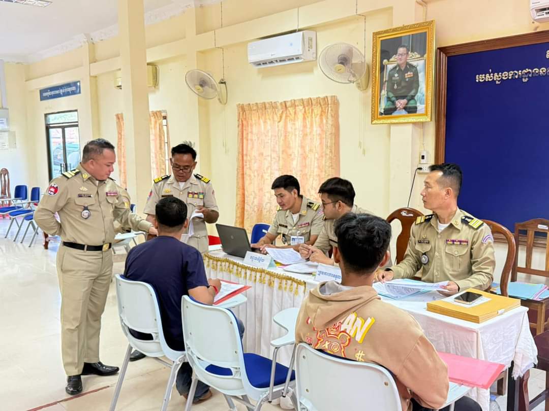 ក្រុម​ការងារ​ទទួល​ពាក្យ ពីបេក្ខជន ប្រឡងជ្រើសរើសក្របខ័ណ្ឌមន្ត្រីនគរបាលជាតិប្រចាំឆ្នាំ២០២៤​ នៅស្នងការដ្ឋាននគរបាល​ខេត្ត​កោះកុង