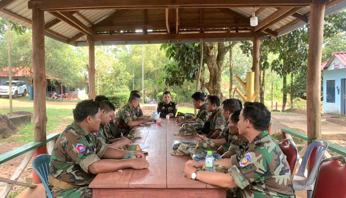 លោកឧត្តមសេនីយ៍ត្រី ជួន សុភ័ក្រ មេបញ្ជាការតំបន់ប្រយិបត្តិការសឹករងកោះកុង បានអញ្ជើញជាអធិបតី ដឹកនាំប្រជុំផ្សព្វផ្សាយការងារមួយចំនួន នៅផ្នែកសឹករងស្រែអំបិល
