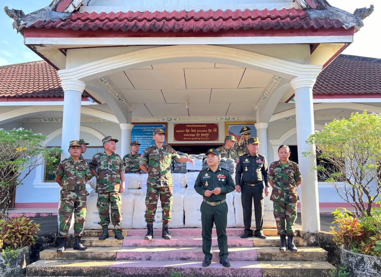 អាវរងា ជាអំណោយដ៏ថ្លៃថ្លារបស់ សម្តេចតេជោ ហ៊ុន សែន និងសម្តេចកិត្តិព្រឹទ្ធបណ្ឌិត សម្តេចធិបតី ហ៊ុន ម៉ាណែត និងលោកជំទាវបណ្ឌិត បើកចែកជូន យោធិន ទូទាំងតំបន់ប្រតិបត្តិការសឹករងកោះកុង
