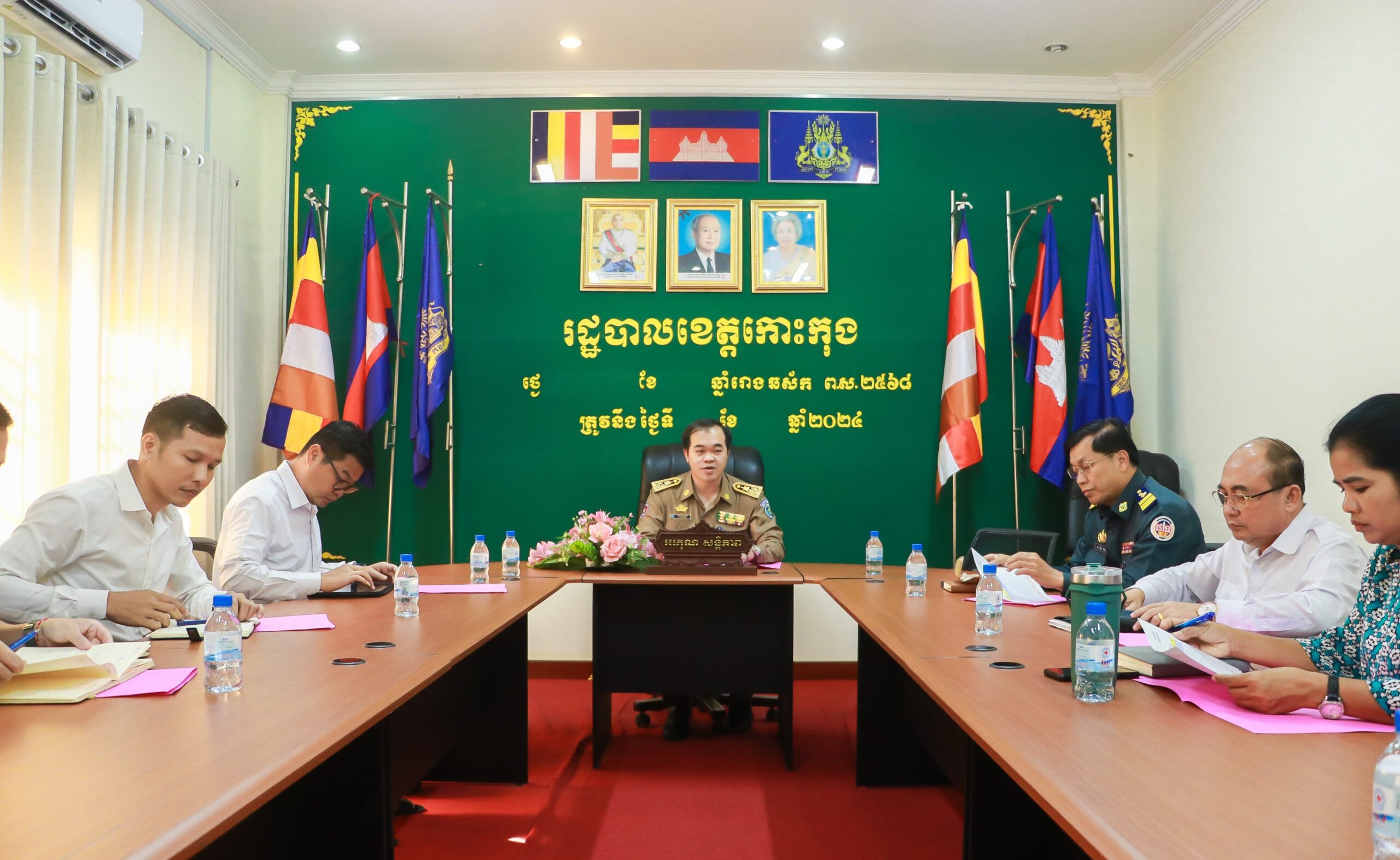 លោក ឈេង សុវណ្ណដា អភិបាលរង នៃគណៈអភិបាលខេត្តកោះកុង បានអញ្ជើញដឹកនាំកិច្ចប្រជុំក្រុមការងារជួយឧបត្ថម្ភ គាំទ្រទូក ក្នុងពិធីបុណ្យអុំទូកបណ្តែតប្រទីប និងសំពះព្រះខែ អកអំបុក ប្រចាំឆ្នាំ២០២៤ នៅខេត្តកោះកុង