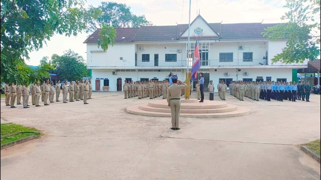 លោកឧត្តមសេនីយ៍ទោ​ គង់​ មនោ​ ​ស្នងការនគរបាល​ខេត្ត​កោះកុង បានដឹកនាំ​កងកម្លាំងនគរបាល​ស្នងការដ្ឋាននគរបាលខេត្តកោះកុង គោរពទង់ជាតិ នៃព្រះរាជាណាចក្រកម្ពុជា​