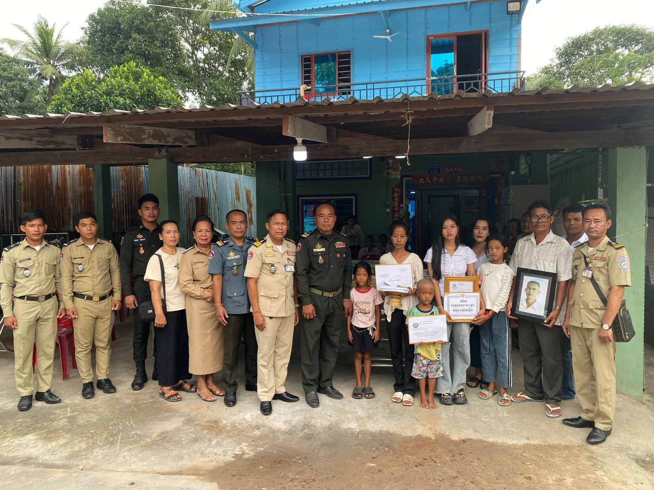 លោក វរសេនីយ៍ឯក ព្រហ្ម សុវណ្ណី ប្រធានគណៈកម្មាធិការស អ ក ស្រុកគិរីសាគរ តំណាងលោកឧត្តមសេនីយ៍ត្រី ជួន សុភ័ក្រ មេបញ្ជាការតំបន់ប្រតិបត្តិការសឹករងកោះកុងជាប្រធានគណៈកម្មាធិការស អ កខេត្តកោះកុង បានដឹកនាំ អនុប្រធាន ស អ កនិងប្រធានសាខាស អ កឃុំកោះស្តេច នាំយកថវិកាបេឡាមរណសង្គ្រោះ ថវិកាសប្បុរសជន និងសម្ភារមួយចំនួន ប្រគល់ជូនដល់គ្រួសារ នៃសពលោក ណាវ កងលី(និវត្តជន)ជាសមាជិកស អ ក នៅភូមិកោះស្តេច ឃុំកោះស្តេច ស្រុកគិរីសាគរ ខេត្តកោះកុង