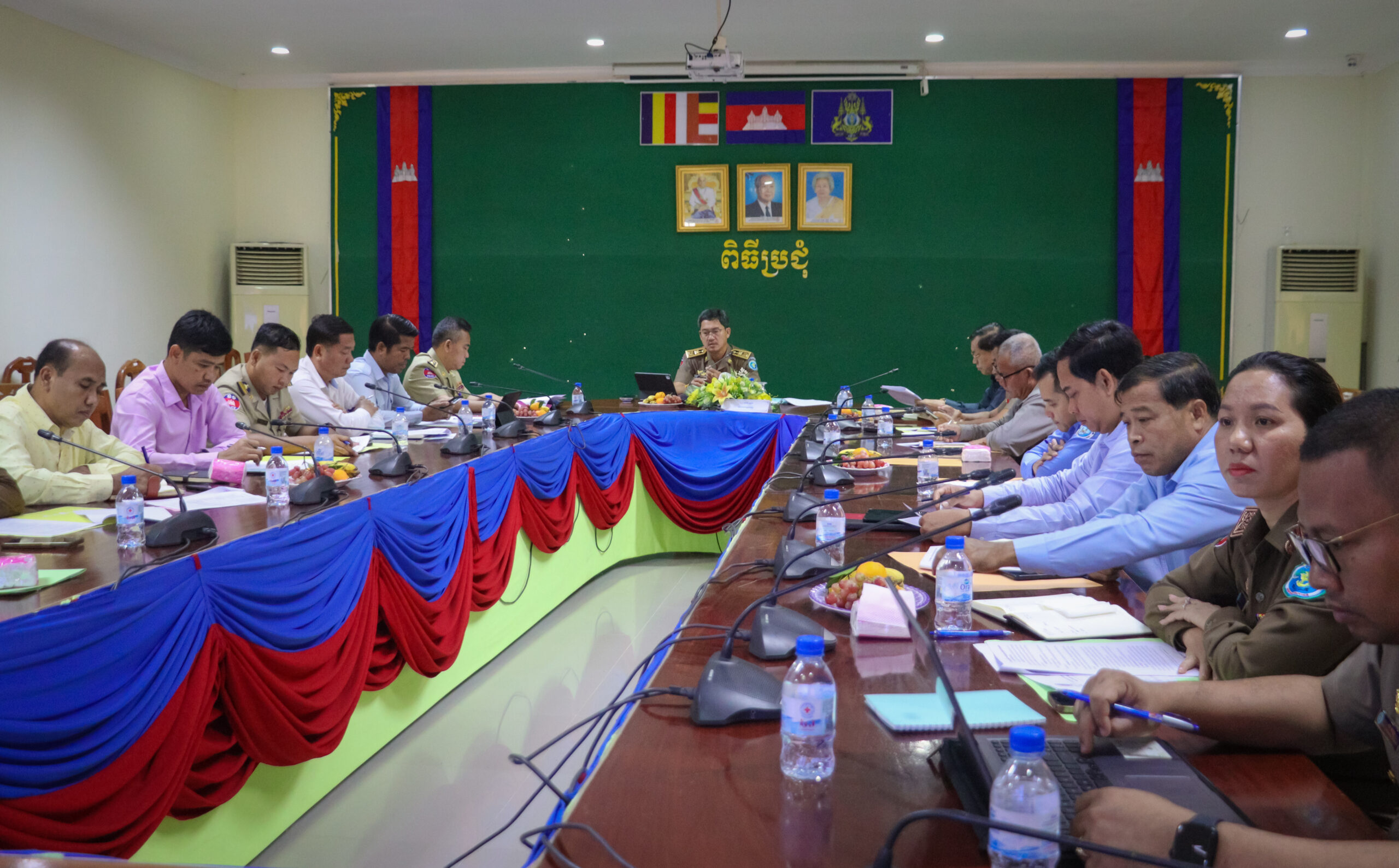 លោក ហាក់ ឡេង អភិបាលរង នៃគណៈអភិបាលខេត្តកោះកុង និងជាប្រធានលេខាធិការដ្ឋានក្រុមប្រឹក្សាប្រឡងប្រណាំងអនុវត្តគោលនយោបាយភូមិ ឃុំ សង្កាត់ មានសុវត្ថិភាព នៃរដ្ឋបាលខេត្ត បានអញ្ជើញដឹកនាំកិច្ចប្រជុំ ដើម្បីពិនិត្យសេចក្តីព្រាងរបាយការណ៍ លទ្ធផលការងារក្រុមប្រឹក្សាប្រឡងប្រណាំងអនុវត្តគោលនយោបាយភូមិ ឃុំ សង្កាត់មានសុវត្ថិភាពខេត្តកោះកុង ប្រចាំខែតុលា និងទិសដៅការងារសម្រាប់ខែវិច្ឆិកា ឆ្នាំ២០២៤