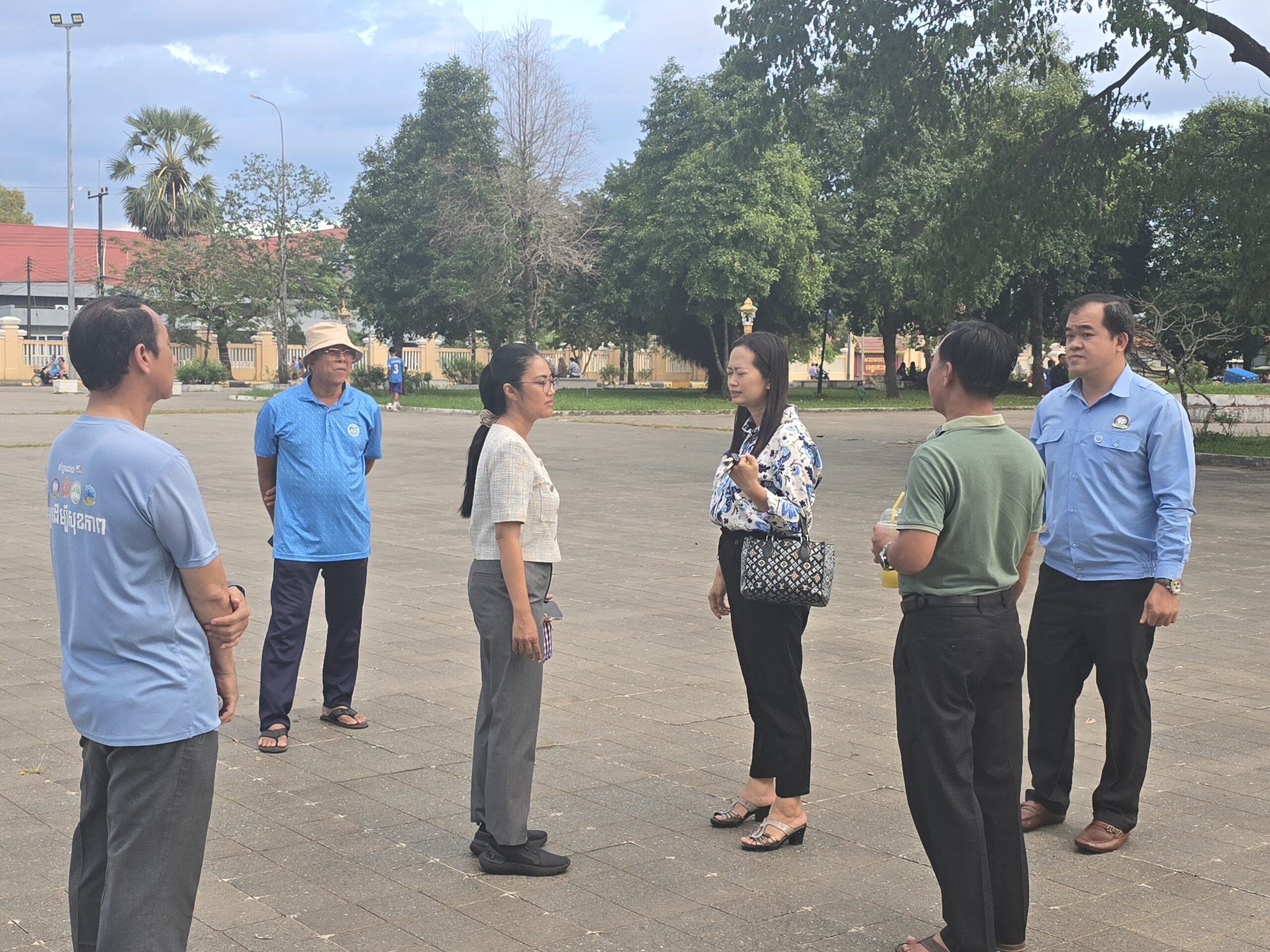 លោកជំទាវ មិថុនា ភូថង អភិបាល នៃគណៈអភិបាលខេត្តកោះកុង បានអញ្ជើញចុះពិនិត្យទីតាំងត្រៀមរៀបចំពិធីប្រណាំងទូក ដើម្បីអបអរសាទរព្រះរាជពិធីបុណ្យអុំទូក បណ្ដែតប្រទីប និងសំពះព្រះខែ អកអំបុក