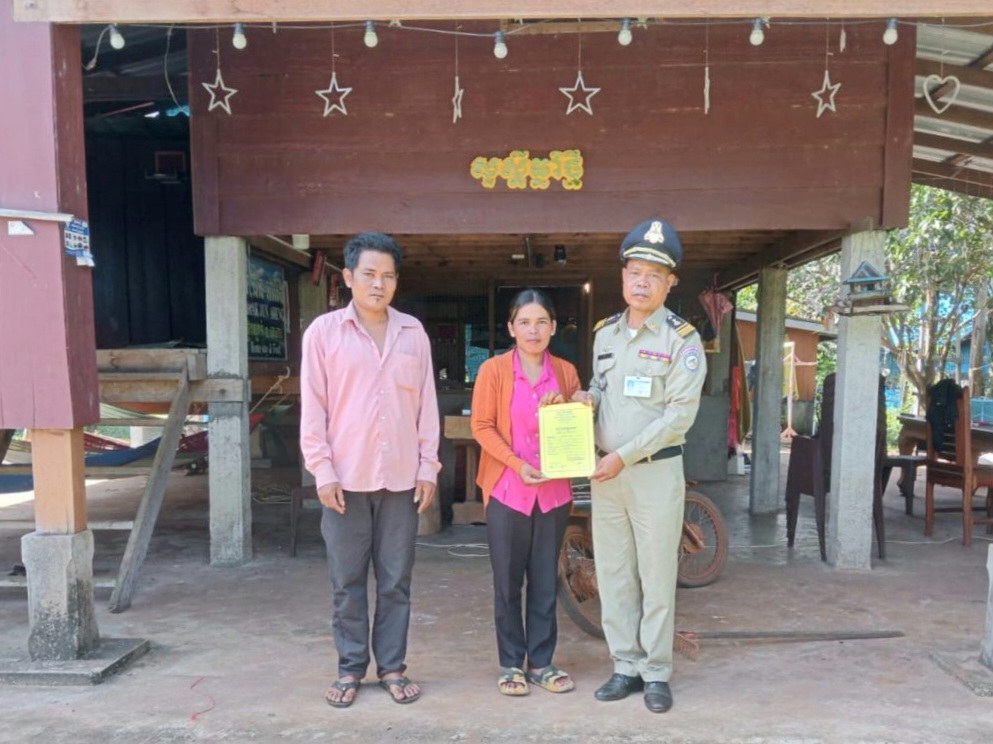 ប៉ុស្តិ៍នគរបាលរដ្ឋបាលឃុំថ្មដូនពៅ បានចុះល្បាតក្នុងមូលដ្ឋាន និងចុះចែកសៀវភៅស្នាក់នៅ(ក២)ជូនប្រជាពលរដ្ឋតាមខ្នងផ្ទះ
