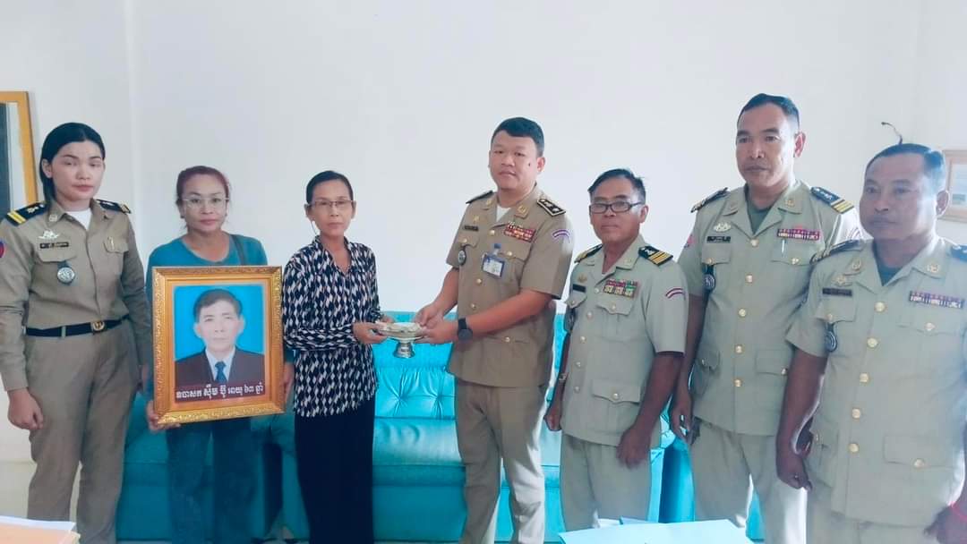 លោកឧត្តមសេនីយ៍ត្រី មីន រស្មី ស្នងការរង​ ផែនការងារធនធានមនុស្ស តំណាងលោកឧត្តមសេនីយ៍ទោស្នងការនគរបាលខេត្តកោះកុង បានប្រគល់ថវិកាសមាគមន៍​មិត្ត​នគរបាល​ ស.ម.ន​ ចំនួន ៦,០០០,០០០រៀល (ប្រាំមួយលានរៀលគត់) ជូនដល់លោកស្រី ហ៊ុយ ចាន់ដារ៉ា ត្រូវជាភរិយាសព លោកអនុសេនីយ៍ឯក ស៊ឹម ប៊ូ (មន្ត្រីចូលនិវត្តន៍)