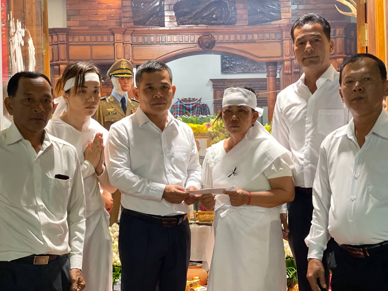 លោកឧត្តមសេនីយ៍ត្រី ជួន សុភ័ក្រ មេបញ្ជាការតំបន់ប្រតិបត្តិការសឹករងកោះកុង និងសហការី បានអញ្ជើញចូលរួមគោរពវិញ្ញាណក្ខន្ធសព លោកឧត្តមអគ្គានុរក្សថ្នាក់លេខ២ គ្រី ប៊ុនថា ប្រធានពន្ធនាគារខេត្តកោះកុង