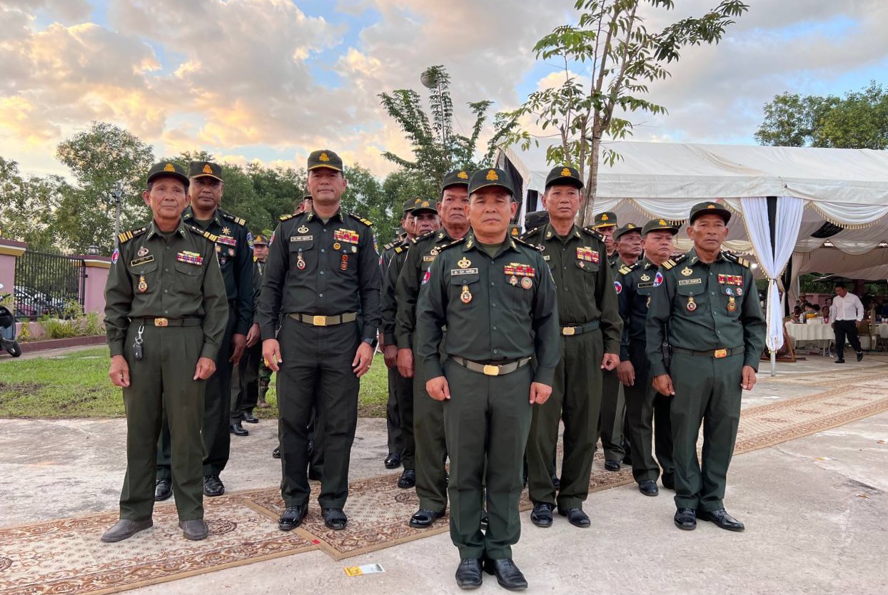 លោកឧត្តមសេនីយ៍ត្រី ជួន សុភ័ក្រ មេបញ្ជាការតំបន់ប្រតិបត្តិការសឹករងកោះកុង និងសហការី បានអញ្ជើញចូលរួមគោរពវិញ្ញាណក្ខន្ធសព និងពិធីបូជាសពលោកឧត្តមអគ្គានុរក្សថ្នាក់លេខ២ គ្រី ប៊ុនថា ប្រធានពន្ធនាគារខេត្តកោះកុង