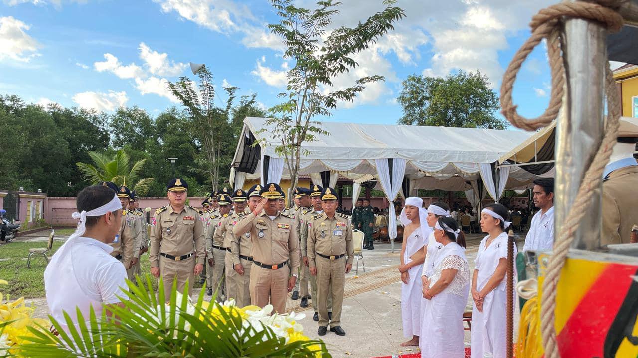 លោកឧត្តមសេនីយ៍ទោ គង់ មនោ ស្នងការនគរបាលខេត្តកោះកុង និងសហការី បានអញ្ជើញចូលរួមគោរពវិញ្ញាណក្ខន្ធសព លោកឧត្តមអគ្គានុរក្សថ្នាក់លេខ២ គ្រី ប៊ុនថា ប្រធានពន្ធនាគារខេត្តកោះកុង នៅគេហដ្ឋាន នៃសពស្ថិតនៅភូមិព្រែកស្វាយ
