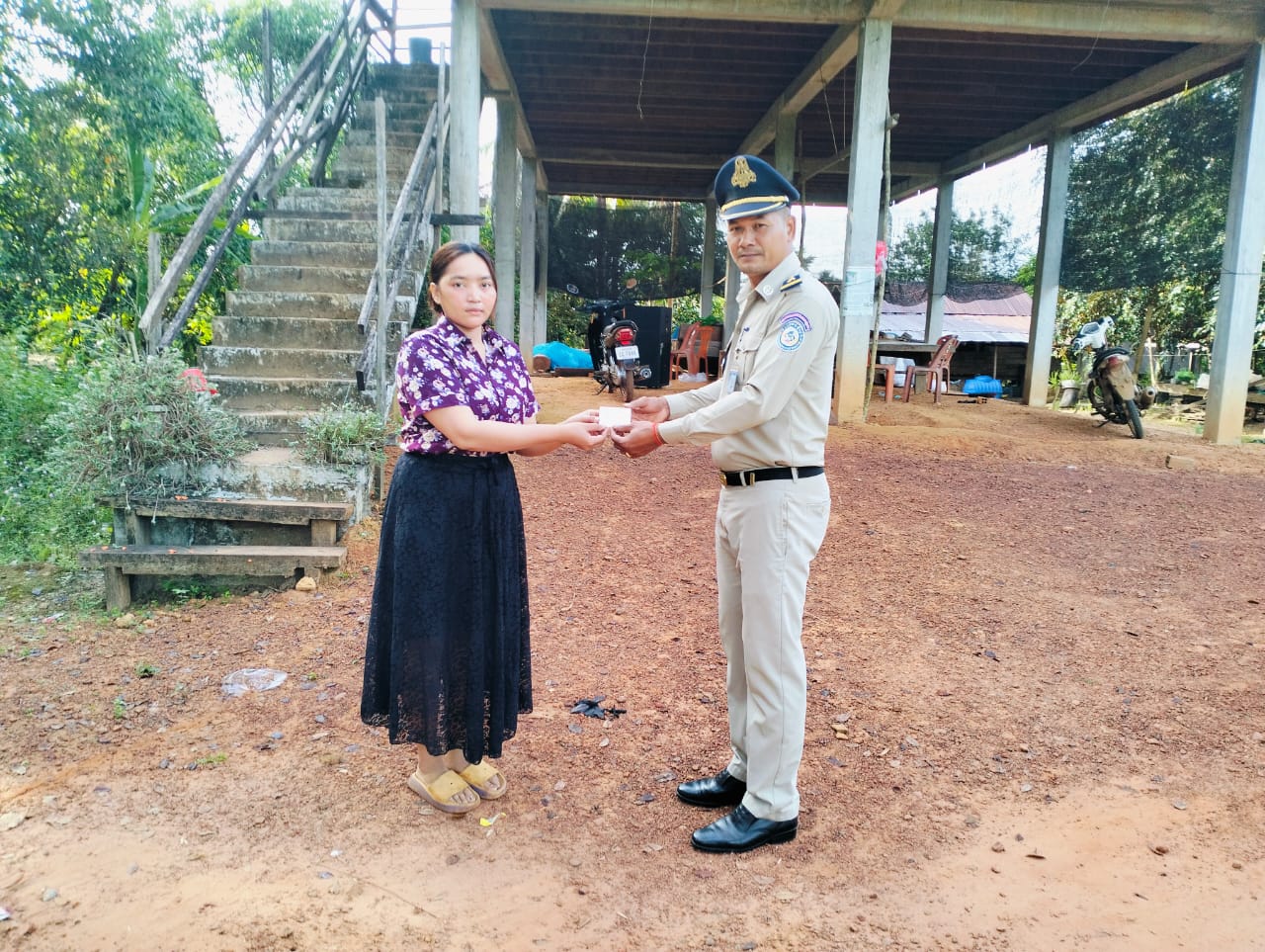 ប៉ុស្តិ៍នគរបាលរដ្ឋបាលឃុំថ្មដូនពៅ បានចុះចេញក្នុងមូលដ្ឋាន និងចុះចែកអត្តសញ្ញាណបណ្ណសញ្ជាតិខ្មែរជូនប្រជាពលរដ្ឋតាមខ្នងផ្ទះ