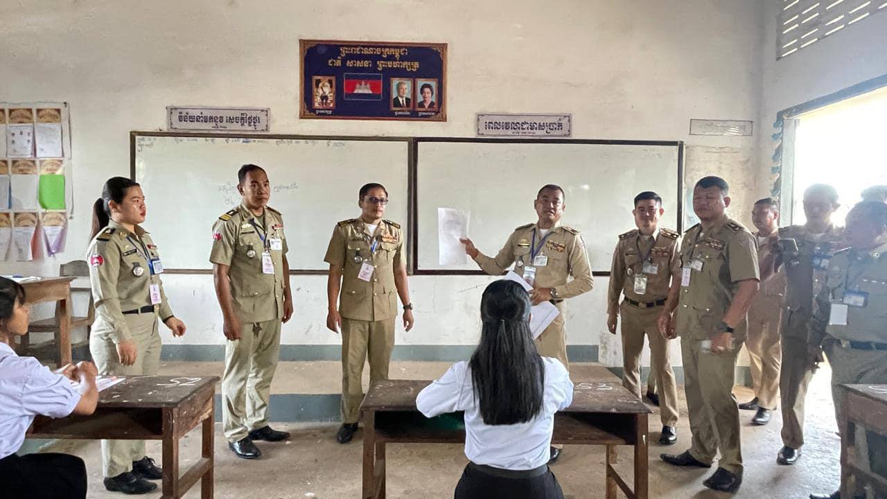 លោកឧត្តមសេនីយ៍ទោ គង់ មនោ ស្នងការនគរបាលខេត្តកោះកុង បានអញ្ជើញជាអធិបតីពិធីបើកកេសវិញ្ញាសាប្រឡងប្រជែងជ្រើសរើសក្របខ័ណ្ឌមន្ត្រីនគរបាលជាតិបំពេញជួស ប្រចាំឆ្នាំ២០២៤ នៃស្នងការដ្ឋាននគរបាលខេត្តកោះកុង និងផ្តល់ការណែនាំអំពីដំណើរការប្រឡងប្រជែងដល់បេក្ខជន បេក្ខនារី នៅមណ្ឌលប្រឡង អនុវិទ្យាល័យ ជា ស៊ីម ស្មាច់មានជ័យ