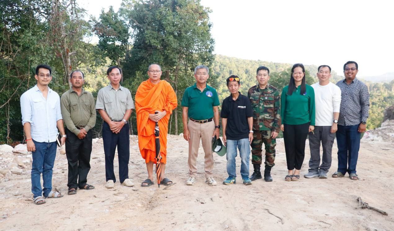 លោកស្រី ឈី វ៉ា អភិបាលរង នៃគណៈអភិបាលខេត្តកោះកុង បានអញ្ជើញអមដំណើរ ឯកឧត្តម នាយឧត្តមសេនីយ៍ ប៊ុន លើត រដ្ឋលេខាធិការ ក្រសួងការពារជាតិ និងជាប្រធានគណៈកម្មាធិការសាងសងស្តូបអនុស្សាវរីយ៍នយោបាយ ឈ្នះ ឈ្នះខេត្តកោះកុង ចុះពិនិត្យវឌ្ឍនភាព នៃការសាសង់ស្តូអនុស្សាវរីយ៍នយោបាយឈ្នះ ឈ្នះ និងពិនិត្យទីតាំង ដែលត្រូវសាងសង់មណ្ឌលសាសនា