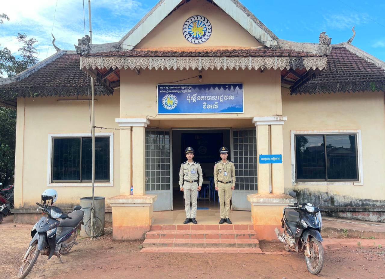 លោកអនុសេនីយ៍ឯក ញ៉ែត រ៉ាយ នាយប៉ុស្តិ៍ស្ដីទីនគរបាលរដ្ឋបាលជីខលើ បានបែងចែកកម្លាំងប៉ុស្តិ៍នគរបាលរដ្ឋបាល ដេីម្បីទទួល​ពត៌មាន​ពី​បប្រជាពលរដ្ឋ និងត្រៀម​លក្ខណៈ​ជួយ​សង្គ្រោះ​ដល់​ប្ប្រជាពលរដ្ឋ ប្រចាំការនៅប៉ុស្ដិ៍រដ្ឋបាល ២៤/២៤ម៉ោង ល្បាតចល័តសួរសុខទុក្ខ​ ព្រមទាំងចែកសៀវភៅស្នាក់នៅ(ក២)​ និងចុះបិទលេខទូរស័ព្ទទំនាក់​ទនង​ពេលមាន​អាសន្ន​ និងចុះល្បាតការពារ​សនសន្តិសុខ
