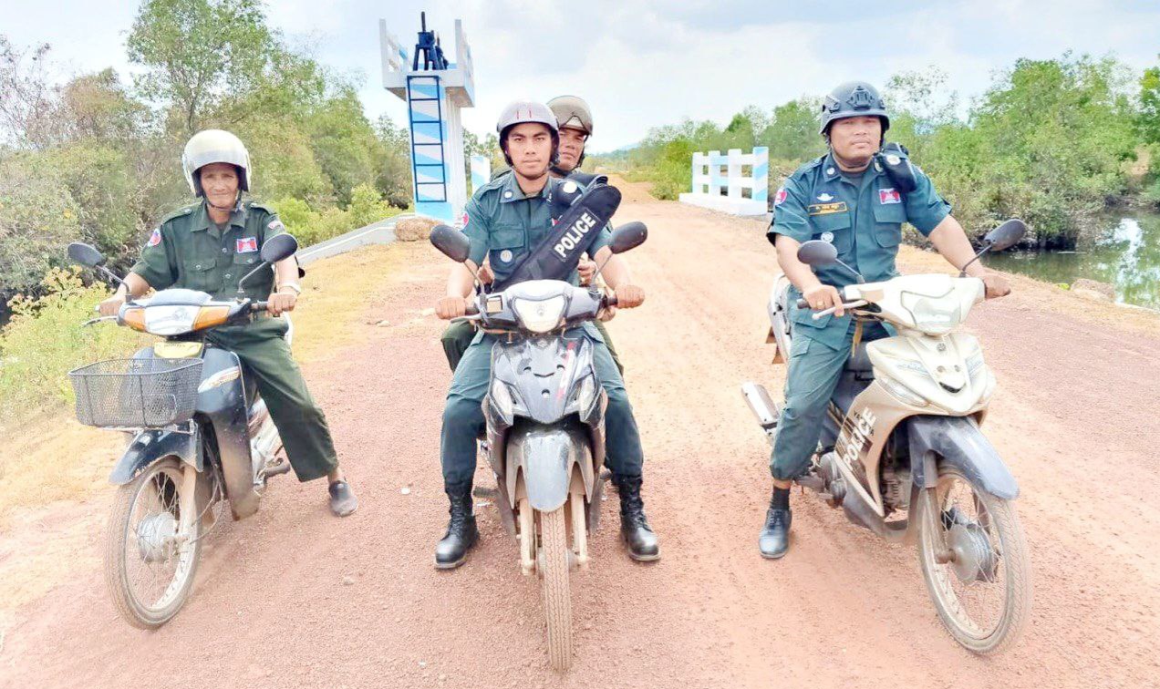 លោកវរសេនីយ៍ត្រី ព្រំ ឆើយ នាយប៉ុស្តិ៍នគរបាលរដ្ឋបាលស្រែអំបិល បានបែងចែកកម្លាំងប៉ុស្តិ៍ ផ្ដល់​សេវាសាធារណៈជូនប្រជាពលរដ្ឋ ទទួល​ពត៌មាន និងត្រៀមលក្ខណៈជួយសង្គ្រោះ ប្រចាំការនៅប៉ុស្ដិ៍រដ្ឋបាល ២៤/២៤ម៉ោង ចុះល្បាត និងចែកអត្តសញ្ញាណប័ណ្ណជូនប្រជាពលរដ្ឋតាមខ្នងផ្ទះ ជួយសម្រួលចរាចរណ៍សិស្សានុសិស្សចេញពីរៀន