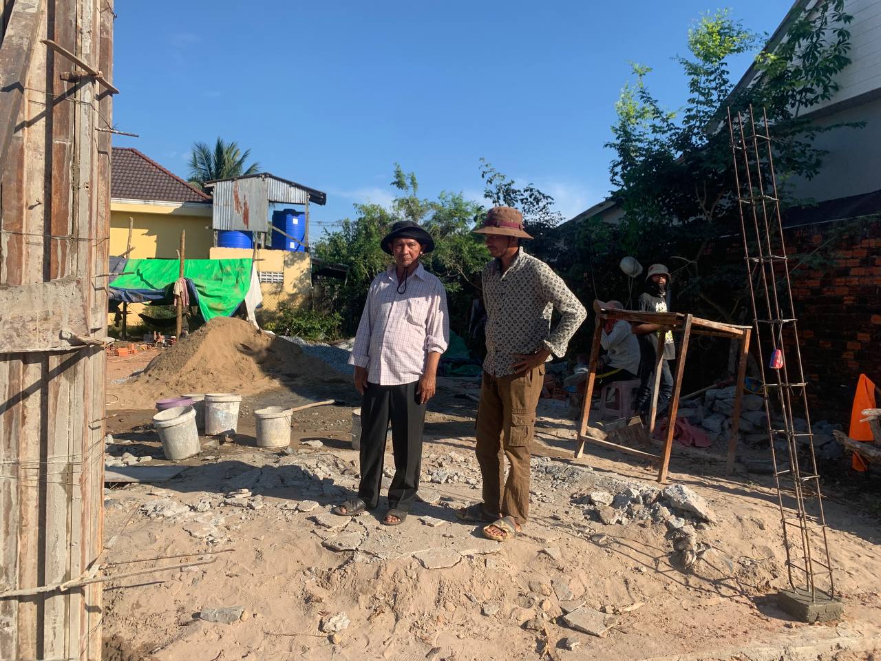 លោកប្រធានការិយាល័យទូរគមនាគមន៍ និងICT នៃមន្ទីរប្រៃសណីយ៍និងទូរគមនាគមន៍ខេត្តកោះកុង បានចុះត្រួតពិនិត្យ ក្រុមហ៊ុន អុីដតខូ ធ្វើការសាងសង់បង្គោលស្ថានីយ៍អង់តែនទូរសព្ទចល័ត ស្ថិតនៅភូមិស្មាច់មានជ័យ សង្កាត់ស្មាច់មានជ័យ