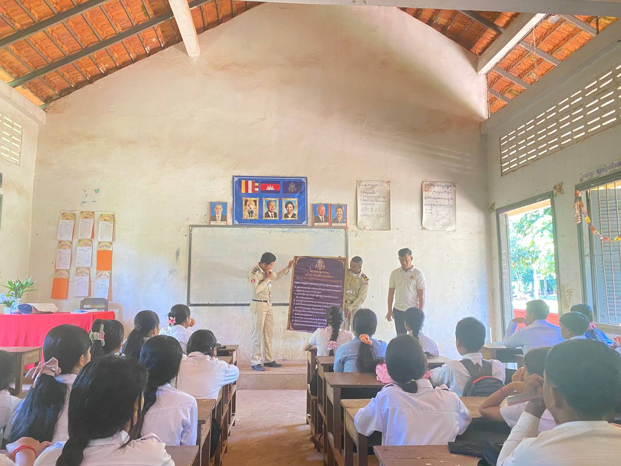 កម្លាំងប៉ុស្តិ៍នគរបាលរដ្ឋបាល បានចុះល្បាតក្នុងមូលដ្ឋាន និង ចុះផ្សព្វផ្សាយគោលនយោបាយភូមិឃុំមានសុវត្តិភាពទាំង០៧ចំណុច