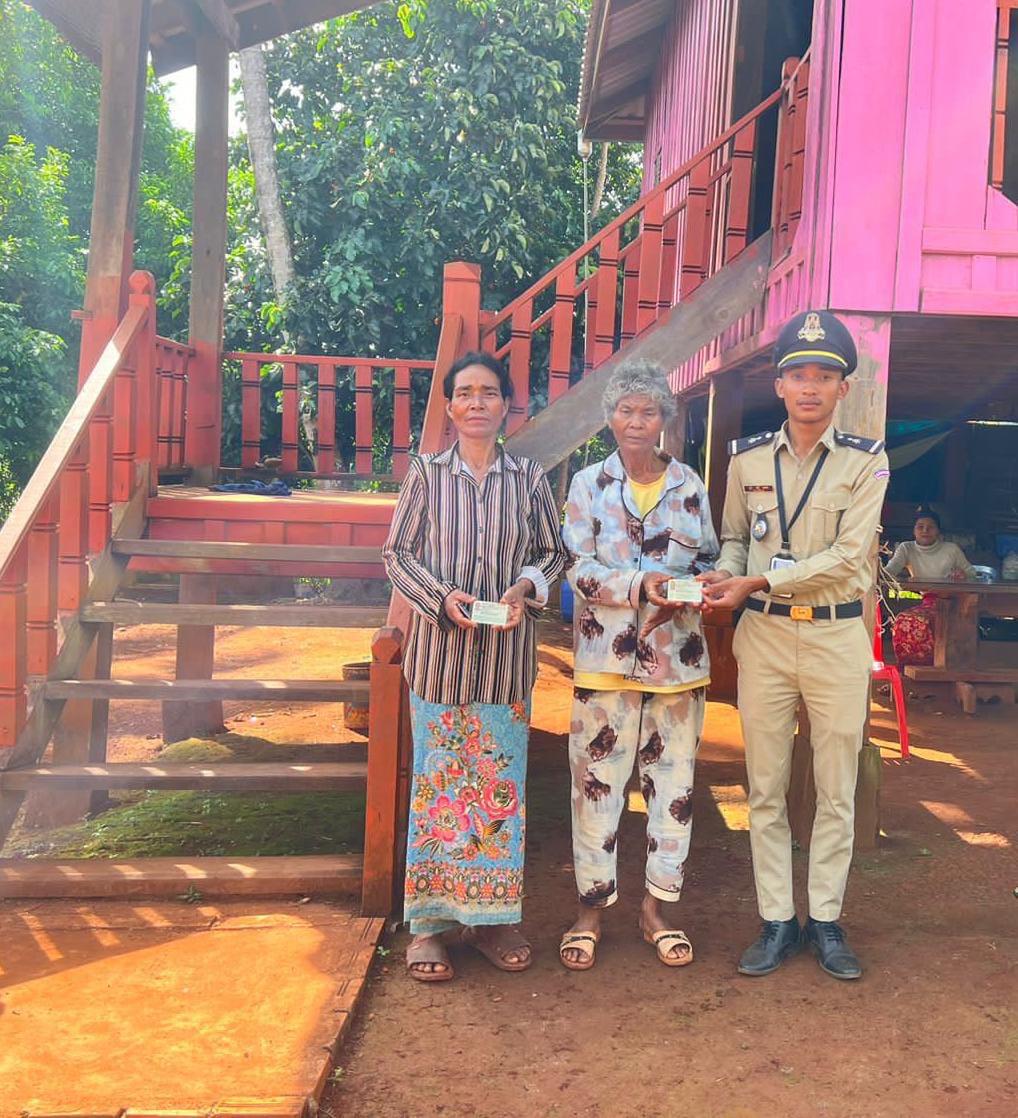 កម្លាំងប៉ុស្តិ៍នគរបាលរដ្ឋបាលជំនាប់ បានចេញល្បាតក្នុងមូលដ្ឋាន និងចែកអត្តសញ្ញាណប័ណ្ណជូនប្រជាពលរដ្ឋ