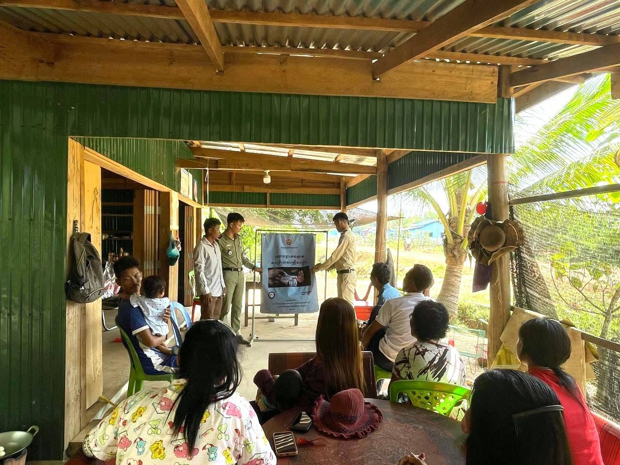 លោក ហ៊ីន ហ៊ឺង មេភូមិទួលពោធិ៍ បានសហការជាមួយប៉ុស្ដិ៍នគរបាល រដ្ឋបាលតានូន ចុះផ្សព្វផ្សាយស្ដីពីគោលនយោបាយភូមិមានសុវត្ថិភាព ៧ចំណុច