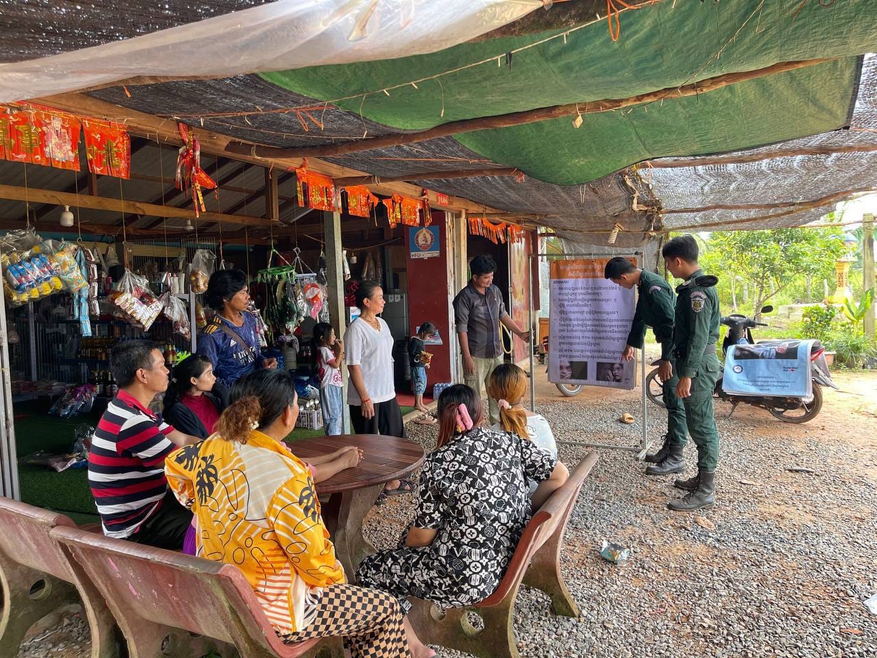 លោក គារ គែ មេភូមិបាក់រនាស់ បានសហការជាមួយប៉ុស្ដិ៍នគរបាល រដ្ឋបាលឃុំតានូន ចុះផ្សព្វផ្សាយស្ដីពីគោលនយោបាយភូមិមានសុវត្ថិភាព ៧ចំណុច ក្នុង នៅភូមិបាក់រនាស់ ឃុំតានូន ស្រុកបូទុមសាគរ ខេត្តកោះកុង