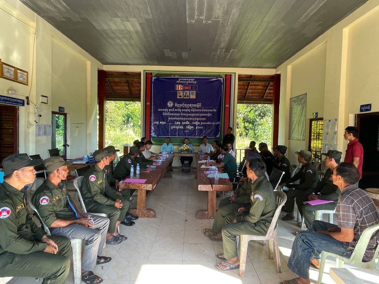 លោក សំឡាន សិរិ ជំទប់ទី១ ឃុំតានូន បានដឹកនាំក្រុមប្រឹក្សាឃុំ និងមេភូមិ អនុភូមិ សមាជិកភូមិ ទាំង៤ ចូលរួមវគ្គបណ្ដុះបណ្ដាល ស្ដីពីរចនាសម្ព័ន្ធ តួនាទី ភារកិច្ច សមត្ថកិច្ច សិទ្ធិអំណាច និងបែបបទ និងនីតិវិធីនៃការទទួល និងសម្រុះសម្រួល ដោះស្រាយបណ្តឹងរបស់ការិយាល័យរបស់ប្រជាពលរដ្ឋខេត្ត ជូនប្រជាការពារភូមិ និងប្រជាពលរដ្ឋ ចំនួន ៤៥នាក់ ក្នុងឃុំតានូន ក្រោមអធិបតីភាព លោក សៅ សុគន្ធវារី ប្រធានការិយាល័យប្រជាពលរដ្ឋខេត្តកោះកុង