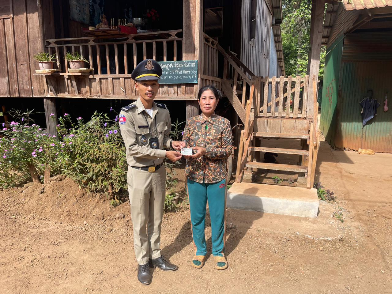 កម្លាំងប៉ុស្តិ៍នគរបាលរដ្ឋបាលឃុំជីផាត បានចុះល្បាតក្នុងមូលដ្ឋាននិងចែកអត្តសញ្ញាណប័ណ្ណសញ្ជាតិខ្មែរជូនប្រជាពលរដ្ឋតាមខ្នងផ្ទះ