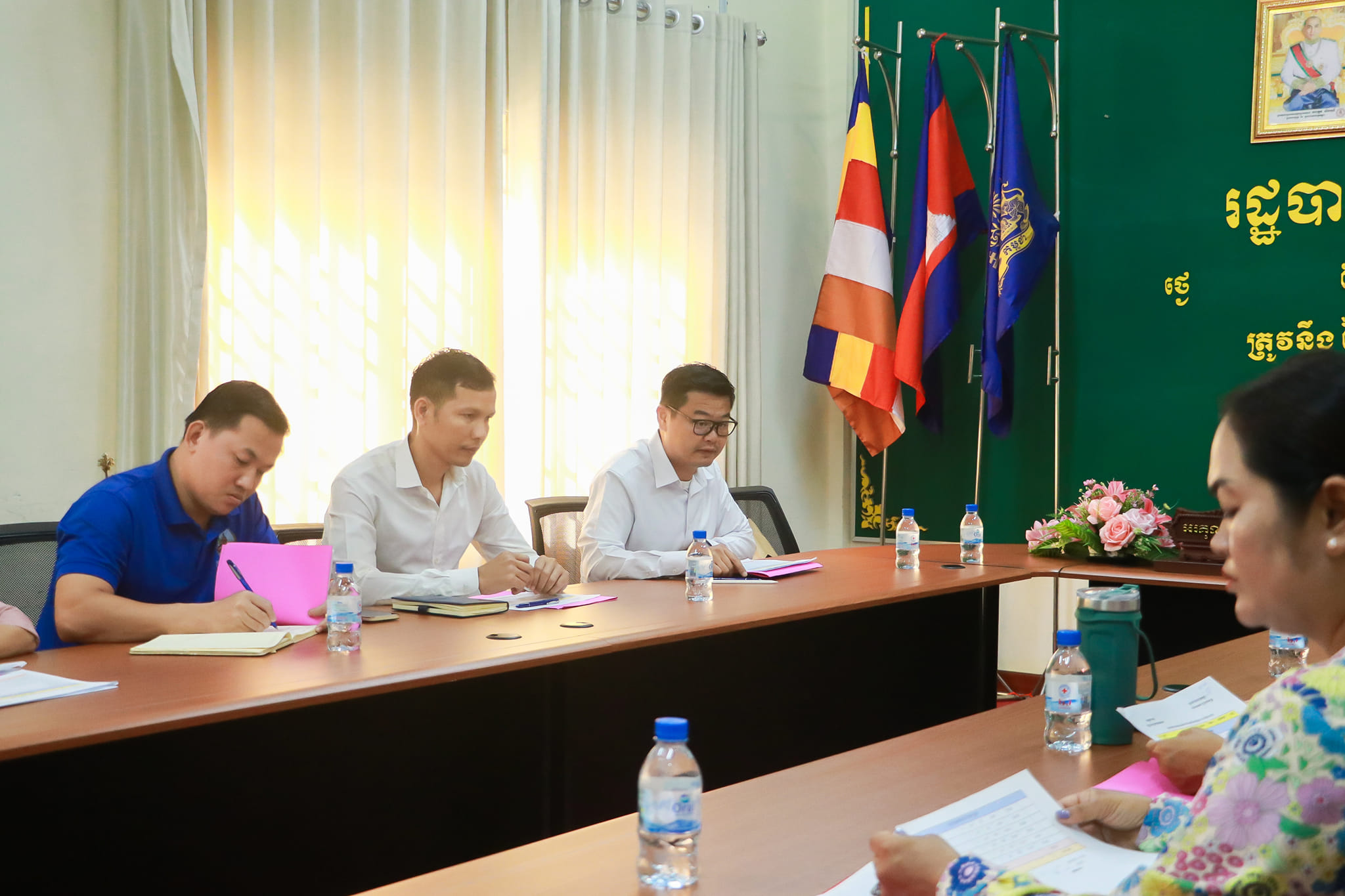 លោកក្រូច បូរី សីហា អភិបាល នៃគណៈអភិបាលស្រុក បានដឹកនាំលោក អភិបាលរង លោកនាយករងរដ្ឋបាល លោកស្រីប្រធានការិយាល័យរដ្ឋបាល និងហិរញ្ញវត្ថុ អញ្ជើញចូលរួមកិច្ចប្រជុំក្រុមការងារជួយឧបត្ថម្ភ គាំទ្រទូកក្នុងពិធីបុណ្យអ៊ុំទូកបណ្តែតប្រទីប និងសំពះព្រះខែ អកអំបុកប្រចាំឆ្នាំ២០២៤ ក្រោមអធិបតីភាព លោក ឈេង សុវណ្ណដា អភិបាលរង នៃគណៈអភិបាលខេត្តកោះកុង តំណាងលោកជំទាវអភិបាលខេត្តកោះកុង