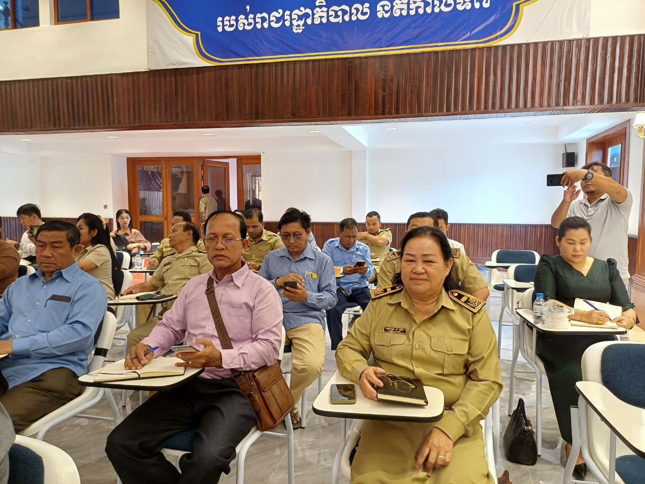 លោកស្រី លិ ឡាំង មេឃុំកោះកាពិ បាន ចូលរួមកិច្ចប្រជុំពិភាក្សាអំពីការគ្រប់គ្រង និងការប្រើប្រាស់អចលនទ្រព្យរដ្ឋ របស់រដ្ឋបាលក្រុង ស្រុក ឃុំ សង្កាត់ និងមន្ទីរ អង្គភាព ។